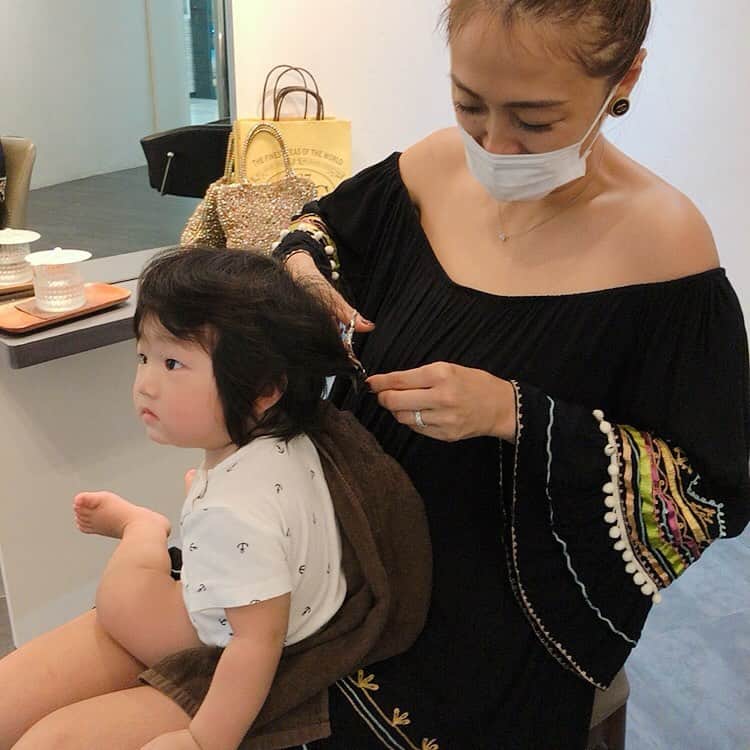 小林明実さんのインスタグラム写真 - (小林明実Instagram)「息子の髪の毛がのびすぎて 女の子に間違えられたりもして、 やっとカットしました！ すっかり男の子になってね！！ * @kalmsalon_singapore さん ありがとうございます💖✨  * #singapore🇸🇬  #ファーストカット #男の子」11月16日 10時42分 - akemi.1177