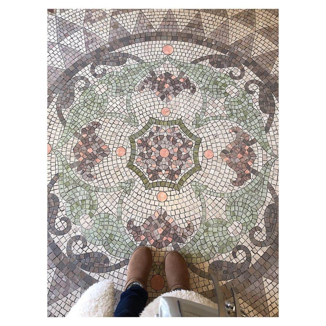 理絵さんのインスタグラム写真 - (理絵Instagram)「💚🧡🤎🤍  #tile #タイル #mosaic #モザイクアート #足元 #あしもと #足もと #床 #ugg #uggブーツ #tokyo #japan」11月16日 10時51分 - ____rie____