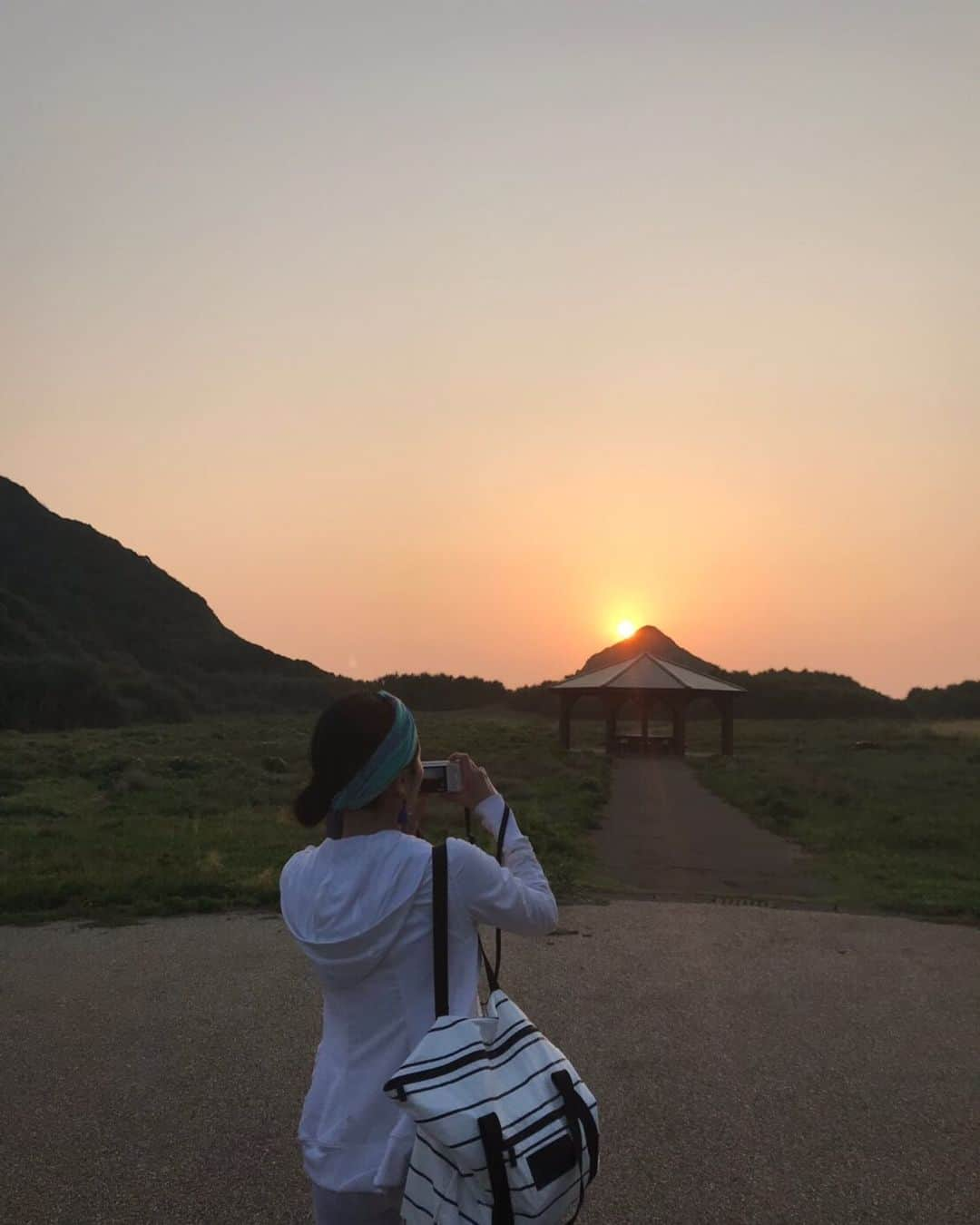 梅澤友里香さんのインスタグラム写真 - (梅澤友里香Instagram)「昨日のイベントの時に頂いた質問。  『何故インド占星術と西洋占星術は星座がズレるのですか？』  これみんなが疑問に持ち、混乱するやつですよね😂 少し天文学的なお話になりますが、 ご興味ある方は🙏🏻 この辺ももう少し噛み砕いて分かりやすく伝えられるようにします🥺🙏🏻  ↓ --------- 西洋占星術では『トロピカル星座帯』を用います。  トロピカル星座帯の位置は、 毎年の春分点を牡羊座の起点（０度）としています。 つまり、春分になった瞬間に太陽の位置する地点が牡羊座の０度となります。 例えば、毎年３月２１日の春分点から約１ヶ月間は牡羊座生まれ、 次の１ヶ月間は牡牛座生まれ、 その次の１ヶ月間は双子座生まれ・・・ という具合になります。  このトロピカル星座帯もかつては恒星を基準とする実際の星座の位置とほぼ対応していました。 （ここで、「ほぼ」と言っているのは厳密には天空上の実際の星座は等しく３０度ずつには分割されていないためです） しかし、地球の歳差運動のため、 毎年少しずつ（およそ７２年に１度ずつの割合で）星座の位置が逆行し、 現在では実際のそれよりもおよそ 【２４度近くズレている】とされています。 つまり、現在の春分点（＝トロピカル星座帯での牡羊座０度）は、 実際の恒星を基準とする牡羊座０度ではなく、 実際には魚座６度付近にあることになります。  この移動する星座帯をトロピカル星座帯（移動星座帯）と呼び、 恒星を基準として、移動しない星座帯をサイデリアル星座帯（固定星座帯）と呼んで区別しています。  西洋占星術では、トロピカル星座帯を使用しますが、 インド占星術ではサイデリアル星座帯を使用しています。 この点が、インド占星術で使用する星座帯と西洋占星術で使用する星座帯の大きな相違点になります。  そしてトロピカル星座帯とサイデリアル星座帯の差異、 すなわちおよそ２４度を現在におけるアヤナームシャ（Ayanamsa）と呼んでいます。  参考: http://tozai-astrology.com/jyotish/reference/reference02.html --------------- 西洋占星術のトロピカル星座は 少しずつずれているので  あと何百年もしたら、「西洋占星術で言う牡羊座＝天文学で言う魚座」ってことになるんですねー🤔  どちらが正しい・正しくない ではなくて、 どの見方で、どの考えがしっくりくるか 選んでみてくださいね☺️  見方が変わっても 星が変わるわけでもなければ 自分自身が変わるわけでもない。  答えば自分の中にあって 外に求め過ぎず、 内への探求を楽しみましょう❤️ すぐに理解する事をゴールにせず 時間をかけて観察し、発見を✨ まだまだ私も旅の途中✨  写真は去年の奄美大島ヨガリトリートの時 朝ヨガの時に見た朝焼け❤️ 何度見ても何度行っても良い場所❤️ 来年はまたリトリート出来たら良いな❤️  #星読みyogini見習い中  #サンクチュアリ出版 #トークイベント　 #西洋占星術 #インド占星術 #jyotish #アヤナムシャ  #健康美 #インナービューティー #哲学 #占星術 #ヨガ哲学    #yogavegan #vegan﻿  #ベジタリアン #organic  #yoga #yogainstructor #ヨガ #ヨガインストラクター  #美と健康 #beauty #health #yogalife  #naturalbeauty #model #fitnessmodel #yogini」11月16日 10時54分 - yurika_umezawa