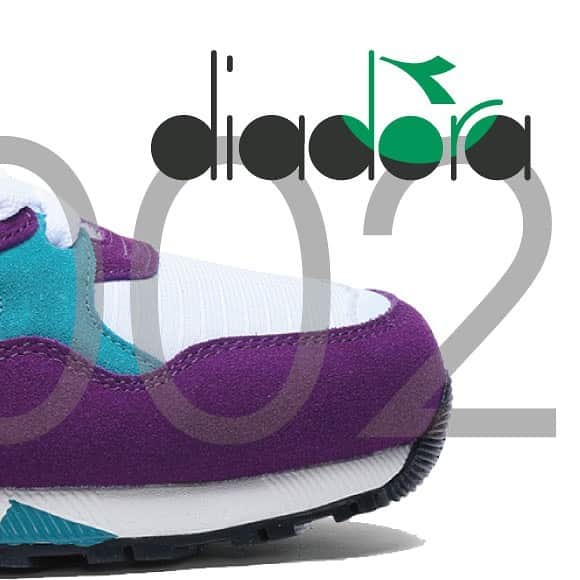 ディアドラのインスタグラム：「. 【diadora PRODUCT INFORMATION】 . "n9002" . 1992年に中距離ランナー用として発売され、その後ライフスタイルスニーカーに変貌を遂げたdiadoraの最も象徴的なシューズ"N9002" ビジブル構造で話題を呼んだクリアアウトソールはそのままに、当時と同じ"double action"システム（※着地時のかかとの衝撃を吸収し、前足部で強い蹴り出しを可能にするテクノロジー）を搭載。 抜群のクッショニングと毎シーズン絶妙なカラーリングが楽しめるコアアイテム。 . #diadora #diadorasportswear #n9002 #makeitbright #sneakers #ディアドラ #ディアドラスポーツウェア #スニーカー」