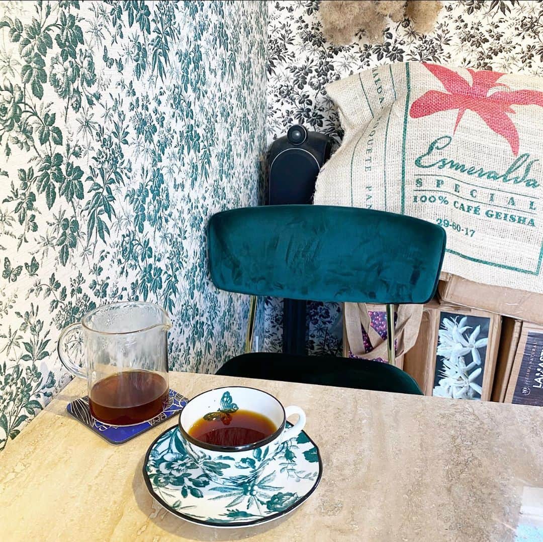 片桐優妃のインスタグラム：「こんなかわいい#カフェ がこんなところにあるなんて！ . こだわりの#コーヒー も#シェケラート もとってもおいしかったです店内も食器もかわいすぎでした . #coffeewith4elements #ヒガコインキュベーション #高架下 #東小金井 #郊外暮らし #郊外カフェ #郊外」