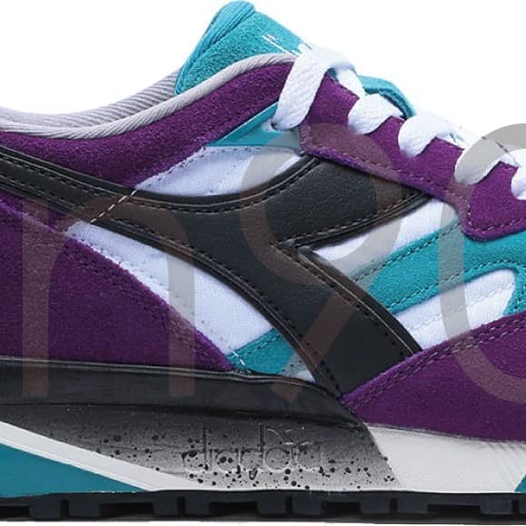 ディアドラのインスタグラム：「. 【diadora PRODUCT INFORMATION】 . "n9002" . 1992年に中距離ランナー用として発売され、その後ライフスタイルスニーカーに変貌を遂げたdiadoraの最も象徴的なシューズ"N9002" ビジブル構造で話題を呼んだクリアアウトソールはそのままに、当時と同じ"double action"システム（※着地時のかかとの衝撃を吸収し、前足部で強い蹴り出しを可能にするテクノロジー）を搭載。 抜群のクッショニングと毎シーズン絶妙なカラーリングが楽しめるコアアイテム。 . #diadora #diadorasportswear #n9002 #makeitbright #sneakers #ディアドラ #ディアドラスポーツウェア #スニーカー」