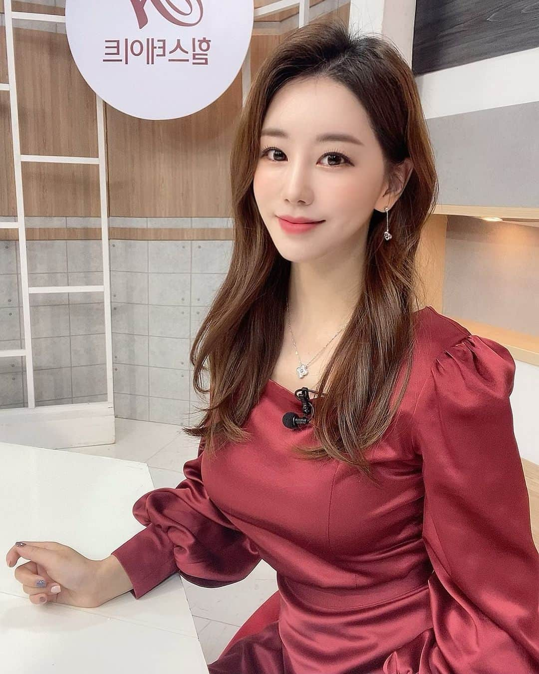 ファン・ボミさんのインスタグラム写真 - (ファン・ボミInstagram)「. 오늘은 백설공주 동화에 나올 법한  red dress🌹❤️ 이쁜 옷 입혀준 @st_mina214  최고최고😘 #mc뽐 #진행 #열일스타그램」11月16日 11時00分 - bominism71