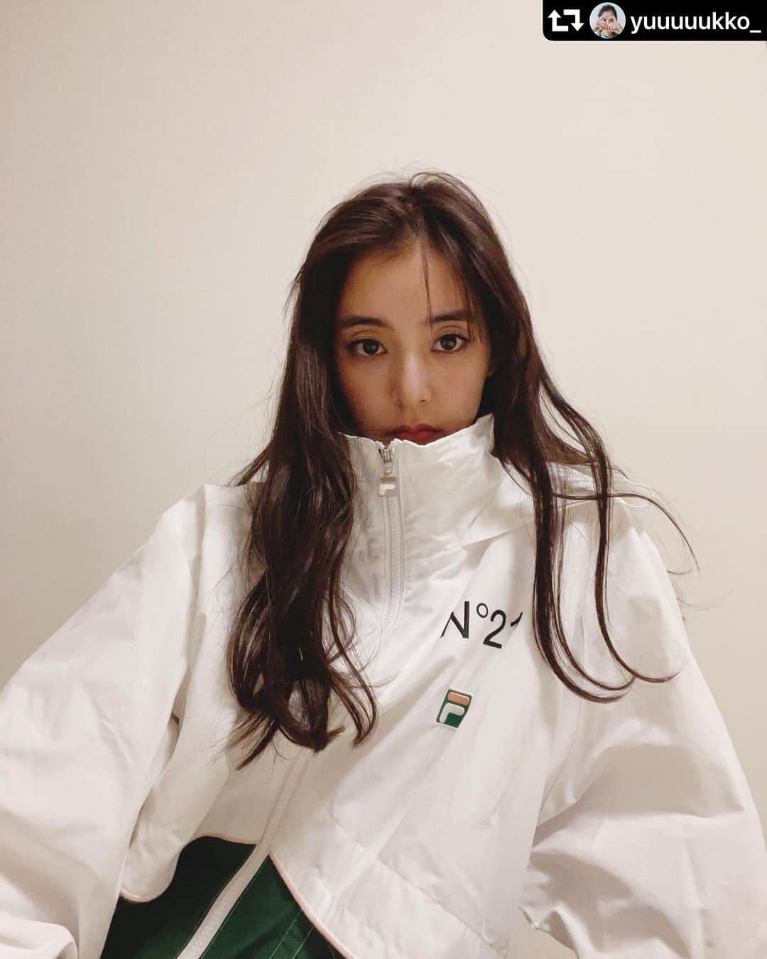 のインスタグラム：「#yukoaraki in #N21XFILA #♥️  #repost @yuuuuukko_ ・・・ ♡♡♡ #新木優子 さん♡  @numeroventuno  @alessandrodellacqua  @fila_japan_official  #instorenow SHOPIZA.com  #izastagram」