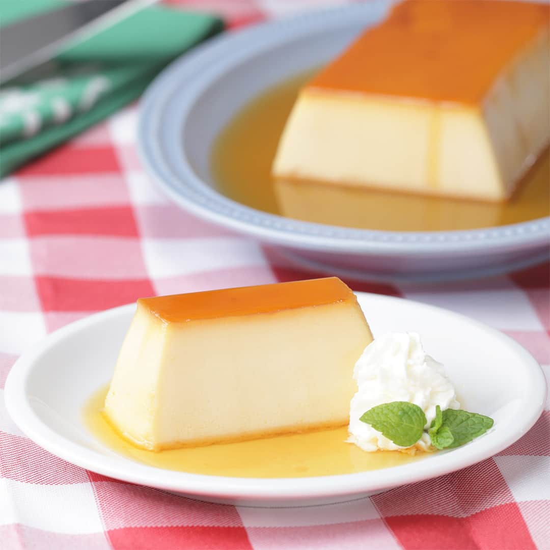 Tasty Japanさんのインスタグラム写真 - (Tasty JapanInstagram)「たまには贅沢な♪むっちりイタリアンプリン / Italian Flan⁣ ㅤㅤㅤㅤㅤㅤㅤㅤㅤㅤㅤㅤㅤ⁣ 作ったら #tastyjapan をつけて投稿してくださいね！✨⁣ ㅤㅤㅤㅤㅤㅤㅤㅤㅤㅤㅤㅤㅤ⁣ レシピはこちらをご覧ください♪⁣ ㅤㅤㅤㅤㅤㅤㅤㅤㅤㅤㅤㅤㅤ⁣ むっちりイタリアンプリン⁣ 18cmパウンド型 1本分⁣ ㅤㅤㅤㅤㅤㅤㅤㅤㅤㅤㅤㅤㅤ⁣ 材料：⁣ ■プリン液⁣ 生クリーム 200ml⁣ マスカルポーネチーズ（室温に戻す）100g⁣ 練乳 30g⁣ グラニュー糖 30g⁣ 卵 2個⁣ バニラエッセンス 少々⁣ ㅤㅤㅤㅤㅤㅤㅤㅤㅤㅤㅤㅤㅤ⁣ ■カラメルソース⁣ グラニュー糖 30g⁣ 水 小さじ1⁣ ㅤㅤㅤㅤㅤㅤㅤㅤㅤㅤㅤㅤㅤ⁣ 作り方：⁣ 1.オーブンは160℃に予熱しておく。湯煎焼き用の熱湯を沸かしておく。⁣ 2.カラメルソースを作る。小鍋にグラニュー糖と水を入れて中火にかける。グラニュー糖が液状になってカラメル色に色づき、気泡が小さくなったら火を止めて、型に流し入れる。型の底にまんべんなく行き渡らせたら、冷蔵庫に入れて冷やし固める。⁣ 3.プリン液を作る。ボウルにマスカルポーネチーズ、練乳、グラニュー糖、バニラエッセンスを入れてよく混ぜたら、卵を1つずつ加えて、そのつどよく混ぜる。⁣ 4.(2)の型にプリン液を注ぎ入れる。天板にのせたバットの底にふきんをしき、型をおく。型の半分の高さくらいまで熱湯を注ぎ、160℃に予熱したオーブンで45～50分焼く。⁣ 5.焼き上がったら10分ほどオーブンに入れたまま余熱で火を入れる。型を揺らして、しっかり固まっていたら、冷蔵庫に2時間ほど入れて冷やし固める。⁣ 6.熱湯に型をさっと浸け、皿やまな板をかぶせてひっくり返す。型をゆっくりと持ち上げて外したら、完成！お好みの大きさに切り分けていただく。⁣ ㅤㅤㅤㅤㅤㅤㅤㅤㅤㅤㅤㅤㅤ⁣ ⁣ #料理#レシピ #料理動画 #クッキング #美味しい #デザート #スイーツ #おやつ #お菓子 #手作りお菓子 #手作りスイーツ #tastyjapan #BuzzFeed #cooking #tasty #homemade #cook #dessert #sweets #delicious #yummy #food #レシピ動画 #グルメ #食べ物 #recipe #スイーツ動画　#バズりスイーツ #バズりごはん」11月16日 11時01分 - tastyjapan