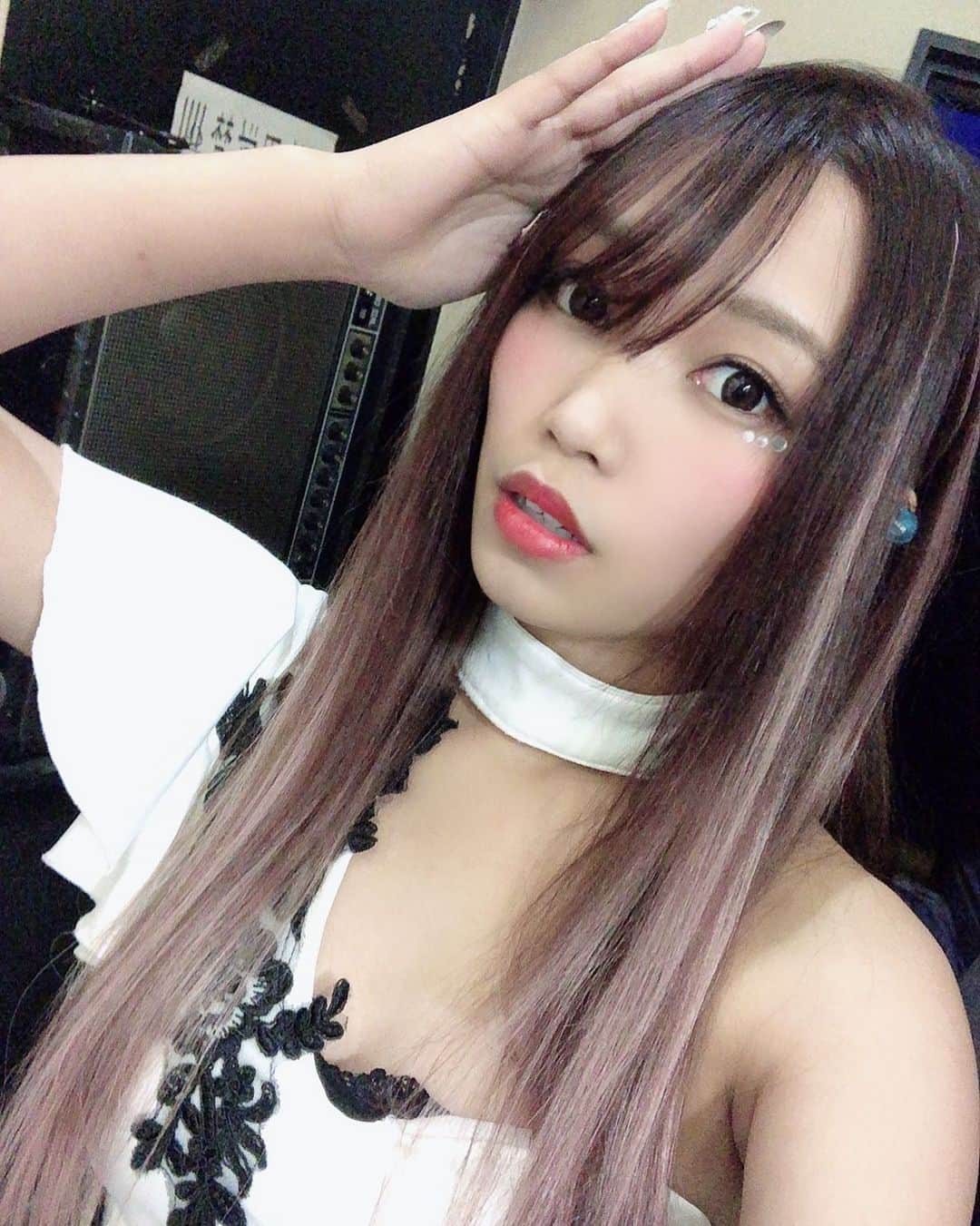 R!Nのインスタグラム：「Aldious仕様のヘアスタイル✨  チェリー🍒色の髪色と、 シャンパンゴールドのエクステで ミルクティー☕️  エクステはいつもお世話になっている あるじゃんすー渋谷店様💗 @arujyansu_sibuya   ありがとうございます😊  #エクステ #Aldious #ヘアスタイル #ringemie #selfie」