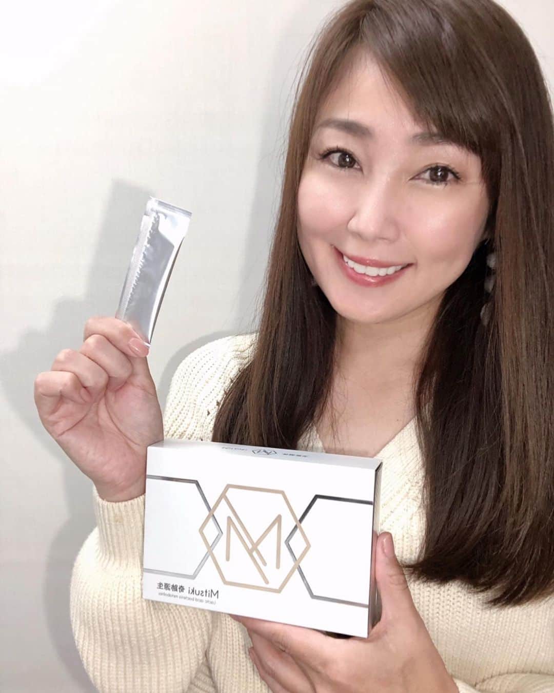 吉永愛さんのインスタグラム写真 - (吉永愛Instagram)「季節の変わり目、夏の疲れと 気温の変動で体調不良を起こしやすいですよね！なので、健康を維持する為、免疫をあげるために腸内環境にいいとお友達に教えてもらった『Mitsuki 奇跡源生』を飲み始めました！液体でちゅっーと飲めます！直接腸に働きかける、乳酸菌生産物質が16種、他にビチオン（ビタミン）も配合されています。 飲み始めて感じたのは、だるかった朝がスッキリしたかな〜。腸内環境が整えば、エイジング、自律神経の乱れにも効果があるそうなので…ちょっと続けてみようと思います！ 体調は良いけど、普段の健康維持のためにはオリゴ糖乳酸配合の『Mitsuki Max』もいいそうです（3枚目） #腸活 #奇跡源生 #mitsuki #免疫 #乳酸菌生産物質 #オリゴ糖乳酸 #エイジング #腸内環境 #美活 #美容 #健康 #自律神経」11月16日 11時23分 - a.i.yy