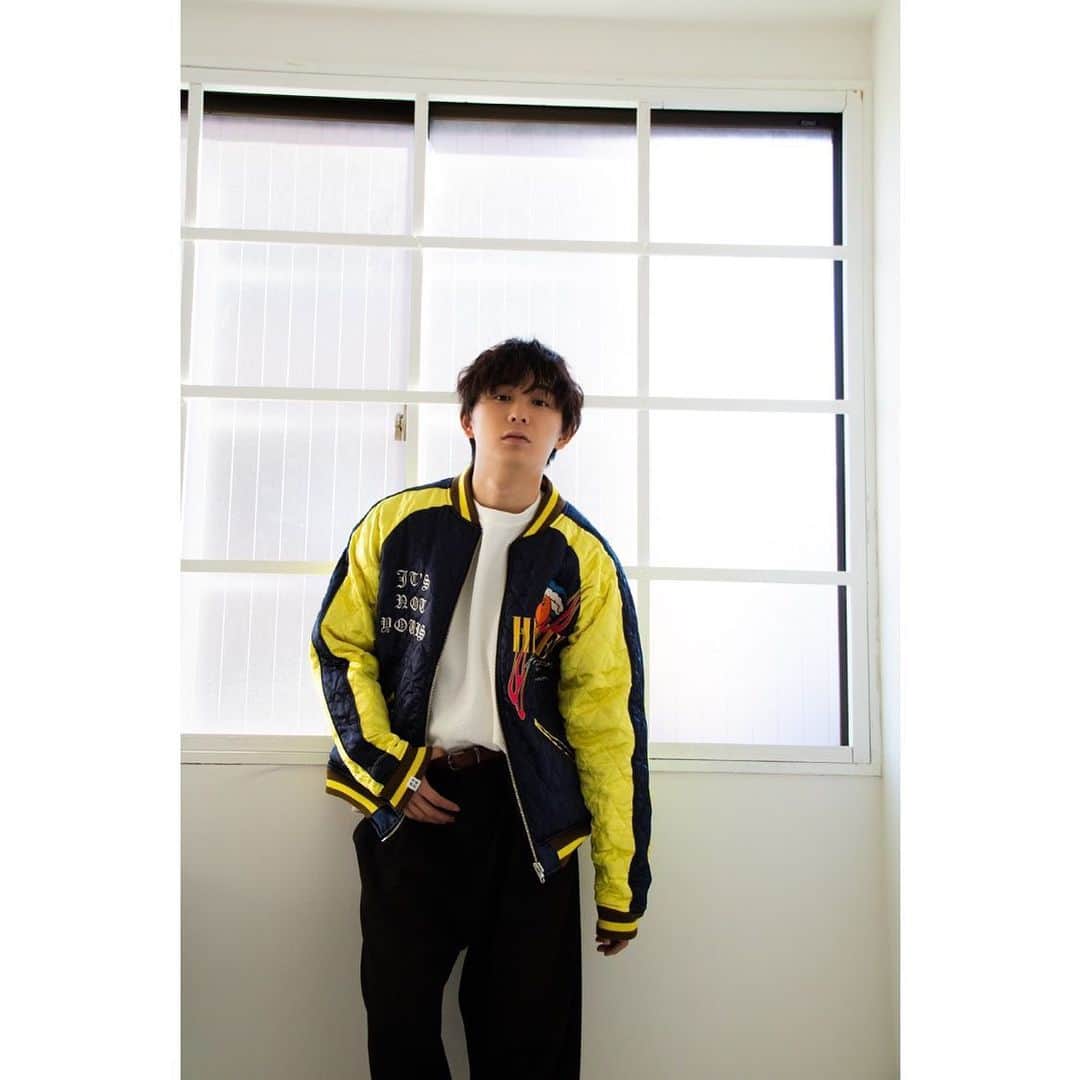 須賀健太のインスタグラム：「@mayo_fgmn のジャケット！ リバーシブルなのです😳 めちゃかわ。  photographered / 櫻井圭佑　　　 　@sakurai_keisuke0  hairmake / MIKAMI assistant / JUNYA」