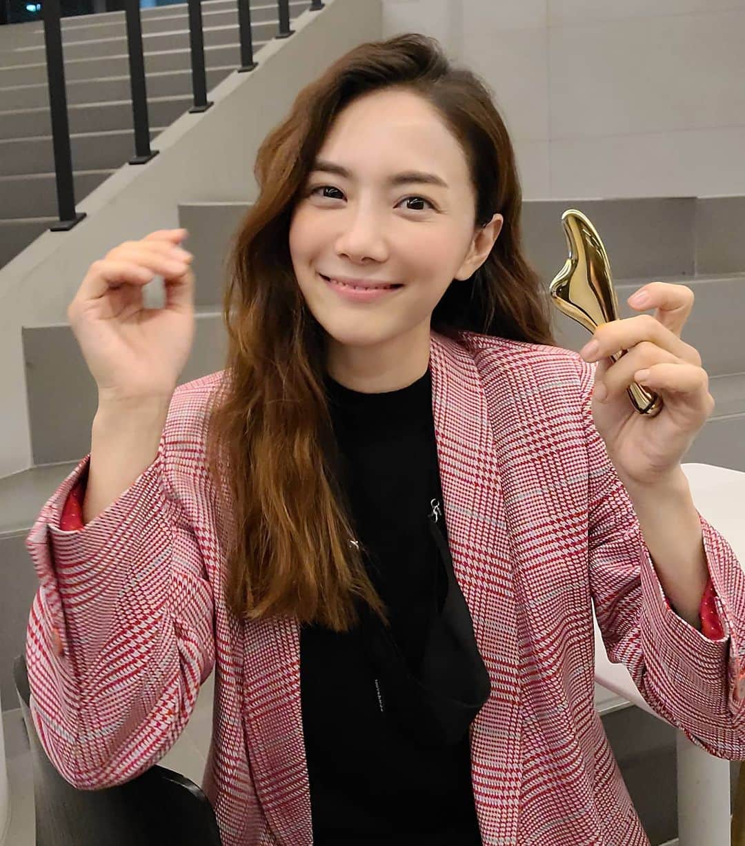 ユ・ハナのインスタグラム：「우와아아앙😍😍 진짜 많이 기다리셨죠😭😭😭 괄사!!!!!!!!  👉질병을 긁어서 치유한다 라는 의미의  긁을 '괄' 괴질 '사'  괄사!!  신체의 특정 부위 (또는 혈자리)를 긁어 막힌 기혈을 뚫고 몸의 독소와 노폐물을 자연스럽게 배출시켜주는 배농 관리의 일종이기도 합니다. 또한 피부 밑의 근막을 마사지함으로써 혈행을 원활히 해주는 역할을 합니다.   ✅괄사의 효과  ✔️정체 되어있던 붓기를 빼주고 ✔ 림프 마사지시 전신 순환에 도움을 주며 ✔뭉친 근육을 풀어주고, 근 긴장도를 낮춰주며 ✔ 근막 마사지를 통한 리프트 up, ✔피부 탄력 회복을 기대할 수 있고 ✔나아가 세포를 회복 시켜준다고도 알려져 있어요. . 시중에 많은 괄사들이 있고 여러 괄사들을 써봤지만 결국 쏘플괄사였던 이유!! 내 손에서 나온 에너지(기)와 열을 기기를 통해 다시 내 피부 밑 근육 근막에 전달을 해 풀어주는 원리를 가진 괄사는 에너지전달이 중요한데, 도자기, 물소뿔등은 부도체로 실제 괄사의 중요한 원리인 에너지전달이 불가능하다고 해요. ​ 쏘플괄사는 아연합금으로 되어있구요, 아연은 피부에 닿았을때 알러지반응 등이 가장 낮고 강도가 높아 부식등에서 자유로운 편으로 괄사도구등 마사지 제품으로 가장 적합한 광물이랍니다😊 . 주목🎶 쏘플괄사에는 태양광 자기장 패널이 들어있어요. 태양광을 받아 에너지를 저장했다가 쏘플괄사를 손에 쥐면 손의 열을 만나 자기장을 방사하게 설계되어 있죠! ​ 이 자기장이 혈액순환 촉진, 피로회복등을 도와 더 빠르게 효과를 볼수 있게 도와줍니다. ​. 이밖에도 손에 촥촥 감겨 마사지방법을 몰라도 어느부위든 가능한,  너무나 많은 장점으로 늘 제 손에 쥐고 살게 만든 쏘플괄사♥️  이미 프롬하나의 투유고객님들께 엄청난 만족과 사랑을 받고 있는 제품이에요💜  실버에 이어 고급스런 골드컬러까지 , 나에게도 최고의 선물 어떤이에게 선물에도 최고일 괄사를 최저가로 프롬하나에서 만나보세요🎶  오늘부터 3일간, 프롬하나닷컴 이에요💛」