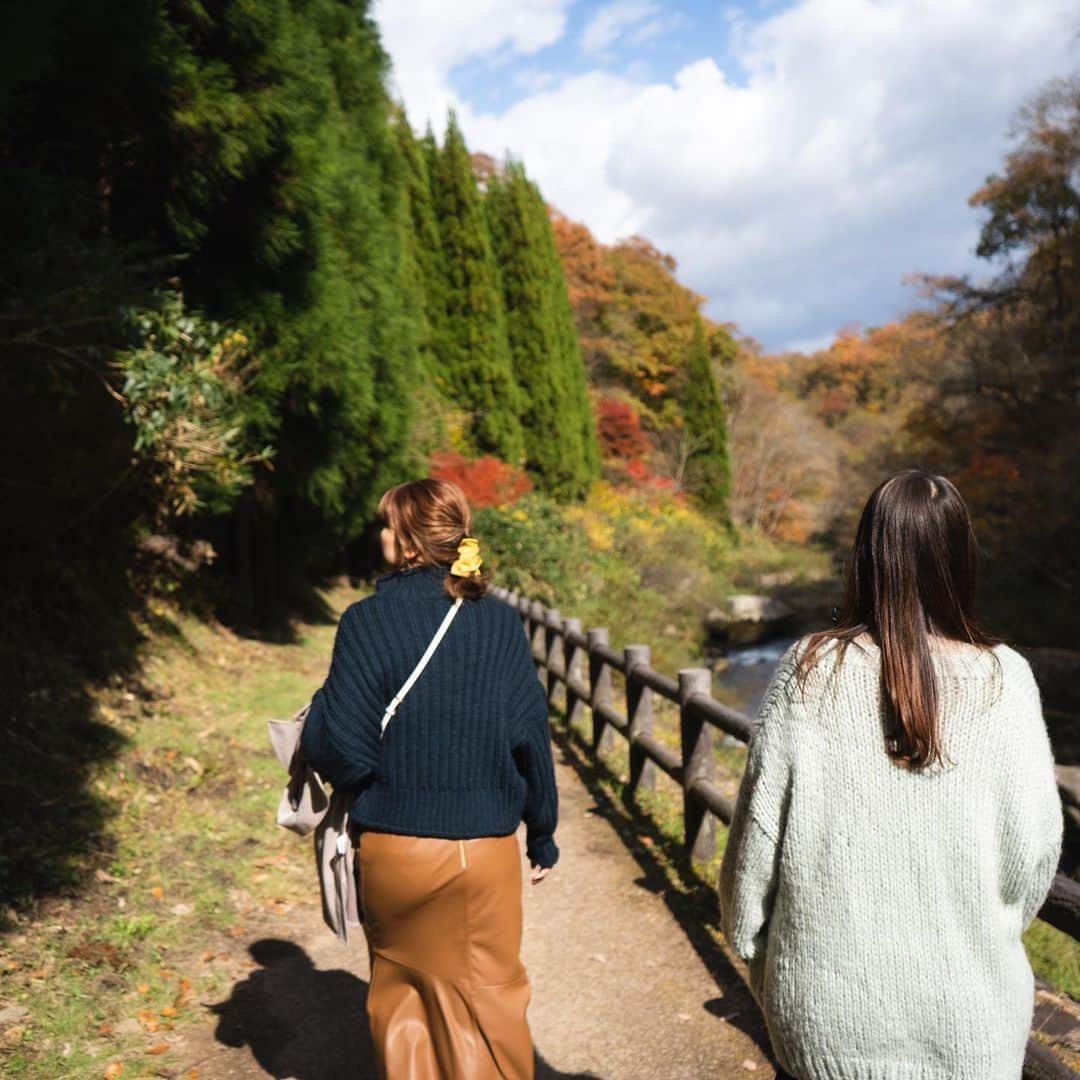 古田ちさこさんのインスタグラム写真 - (古田ちさこInstagram)「奥出雲photo.📷♡﻿ ﻿ 国の名勝、天然記念物のV字峡谷﻿ #鬼の舌震 (おにのしたぶるい)を散策👹♩﻿ ﻿ 下高尾駐車場降りてすぐのところ﻿ 真っ赤な紅葉に目を奪われました☺️﻿ ﻿ @tension_takano とはしゃいだり言葉を失ったりしながら絶景に酔いしれたな〜〜〜🍁﻿ ﻿ @okuizumo の魅力伝わりますように…✨✨ ﻿ ﻿ #奥出雲#奥出雲町﻿ #島根県#島根#japantrip  #舌震の恋吊橋#橋梁#日本の橋﻿#中国地方  #shimane#izumo#名勝#🍁#🍁🍁🍁 ﻿ #島根旅行#出雲#出雲旅行#紅葉を見る会 ﻿ #紅葉#紅葉狩り#紅葉デート#天然記念物﻿ #女子旅#girlstrip#japan_of_insta﻿#秋の空  #japantravel#japanesegirl#紅葉🍁」11月16日 11時18分 - chisakofuruta