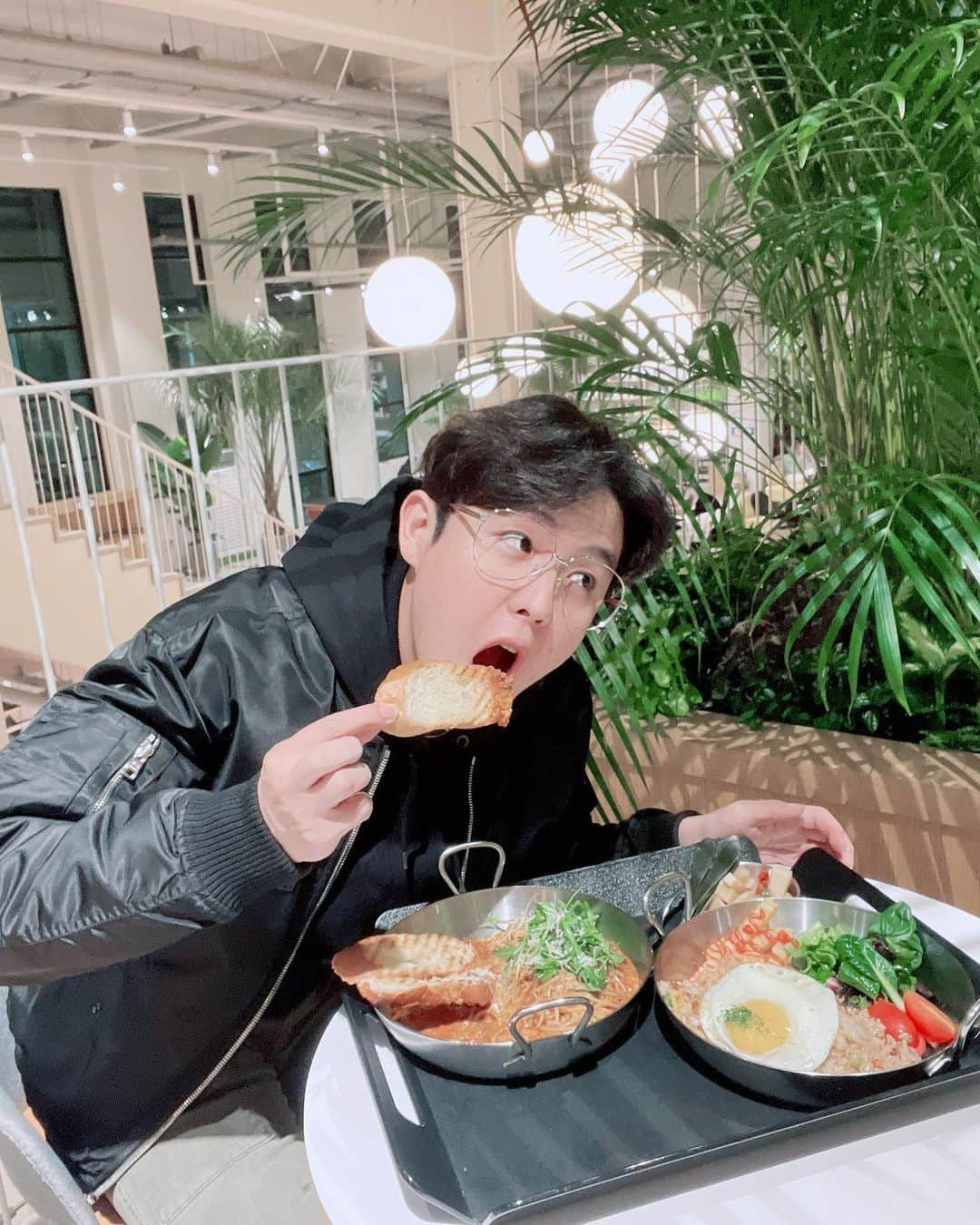 インジュン さんのインスタグラム写真 - (インジュン Instagram)「一緒に食べる人~~? 같이먹을사람~~? . . . #셀카#셀피#데일리#일상#인준#파스타 #selfie#daily#l4l#injun#pasta #パスタ#一緒に食べよう#インジュン #美味すぎる」11月16日 11時26分 - injun1992.39