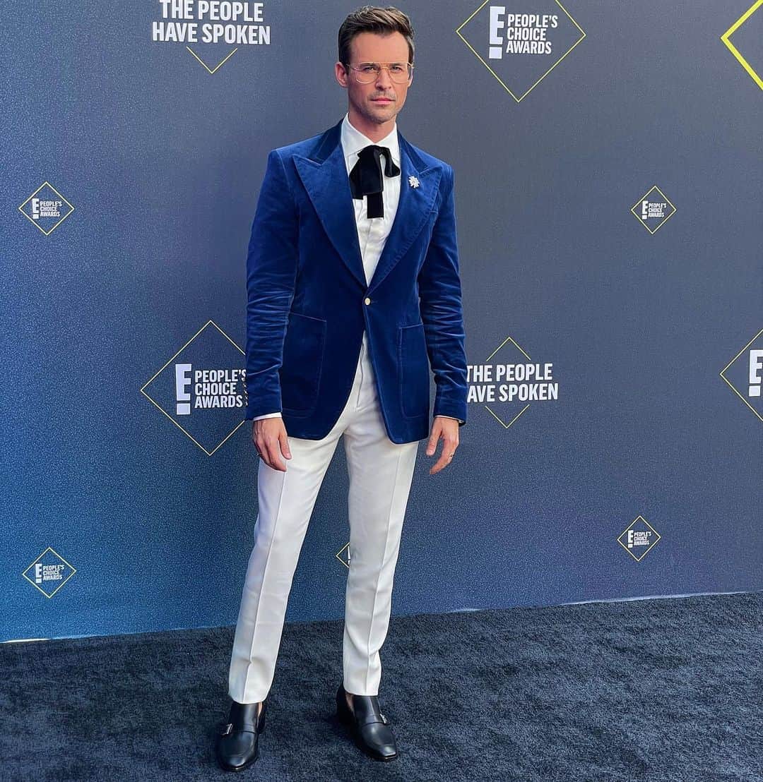 ブラッド・ゴレスキーのインスタグラム：「He wore blue velvet...and white diamonds. Thank you @gucci for the chic suit, @cartier for the jewels & @louboutinworld for the shoes! @sachaquarles for the gorgeous grooming! Hope you guys all enjoy the @peopleschoice awards!」