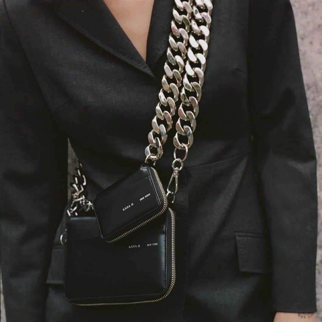 I.T IS INSPIRATIONさんのインスタグラム写真 - (I.T IS INSPIRATIONInstagram)「Chain Up. - Launched in 2013, KARA, the New York-based handbag label that places individuality, curiosity and modernity at the core of their brand philosophy. - Glam up your autumn wardrobe with chain or crystal fringe accessories from @kara - #ITHK #ITisInspiration #kara #karahandbag #chainbag #crystalfringe」11月16日 11時30分 - ithk