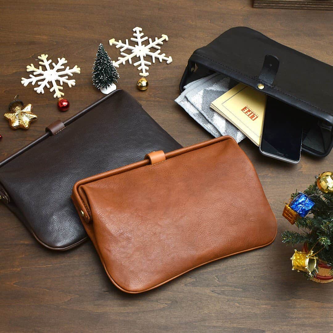 HERZ ヘルツさんのインスタグラム写真 - (HERZ ヘルツInstagram)「クリスマス納期の締め切りまであと1週間！👀﻿ 準備がお済みでない方は、どうぞお早めに〜！﻿ ﻿ 今週のブログでは、#クリスマスプレゼント に人気の革鞄特集を公開中です🎄🎁﻿ 今年特に注目を集めている鞄を多数ご紹介していますので、こちらも是非併せてご覧下さい。﻿ ﻿ ※今年のクリスマスまでにお届けをご希望の場合は、必ず11/23(祝)までにご注文をお願いします。﻿ ※ご質問やご相談等がございましたら、お気軽にヘルツ公式お問い合わせフォームにてお知らせ下さいませ。﻿ ﻿ #クリスマス #ヘルツ #革製品 #ハンドバッグ #ショルダーバッグ #クラッチバッグ #リュック #革鞄 #鞄 #かばん #カバン #革 #レザー #herz #madeinjapan  #handmade #factory #leather #leathergoods」11月16日 11時33分 - herz_bag