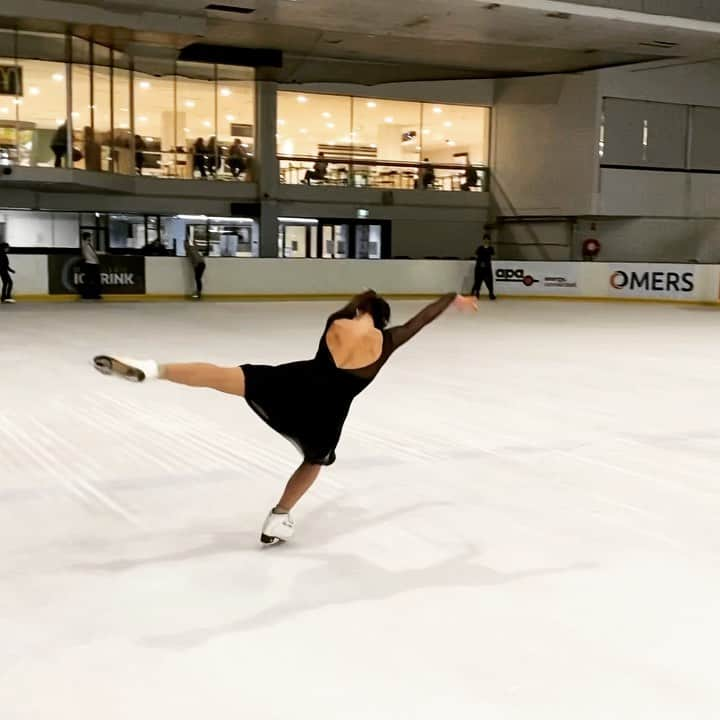 シャンテル・ケリーのインスタグラム：「Twizzled into this past weekend!   🎥 @romygrogan  🔈 Chase That Feeling - @hilltophoods   #figureskating #saturdaymorning #owia #isa #isq #teamAUS」