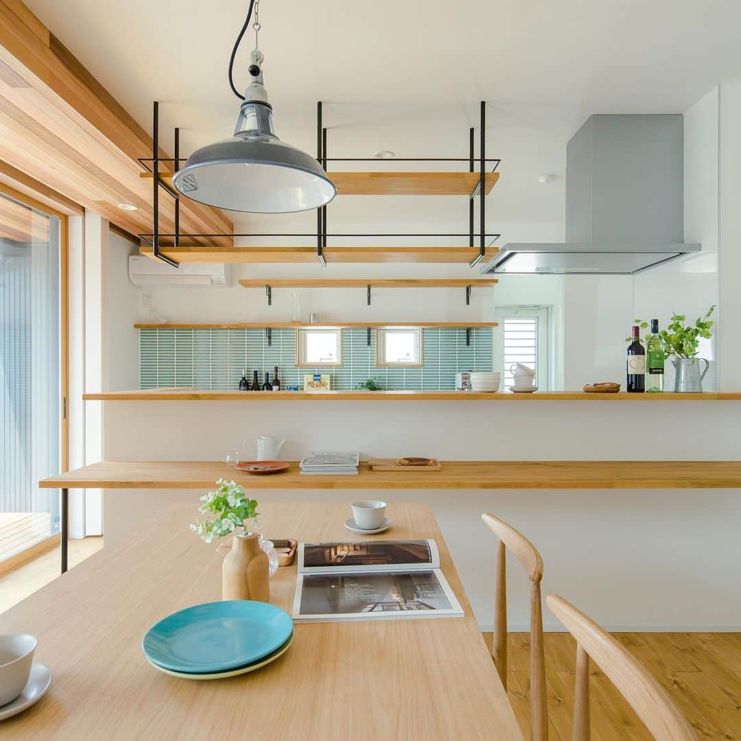 ルポハウス一級建築士事務所さんのインスタグラム写真 - (ルポハウス一級建築士事務所Instagram)「・ ・ ・ 隠せる収納は便利ですが、お気に入りのものは飾っていたい。 ・ 発色と光沢の美しいタイルが、明るいキッチンをつくります。 ・ ・ ・ 𓐌𓐌𓐌𓐌𓐌𓐌𓐌𓐌𓐌𓐌𓐌𓐌𓐌𓐌𓐌𓐌𓐌𓐌  ルポハウスの施工事例はこちらまで☞ @reposhouse  𓐌𓐌𓐌𓐌𓐌𓐌𓐌𓐌𓐌𓐌𓐌𓐌𓐌𓐌𓐌𓐌𓐌𓐌 #ルポハウス は#ちょっとかっこいい家 を"友人のために" という思いでつくっています。 一生に一度の#マイホーム。 「あなたにしかできない」×「ルポハウスだからできる」で、 私たちだけの#家づくり を思いっきり楽しんでみませんか？！ ・ ・ ・ #住宅 #注文住宅 #新築一戸建て #デザイナーズ住宅  #一級建築士事務所 #設計事務所  #滋賀県大津市 #滋賀県草津市 #滋賀県栗東市  #滋賀県近江八幡 #キッチンインテリア #ダイニングインテリア #名古屋モザイクタイル #ボーダータイル」11月16日 11時49分 - reposhouse