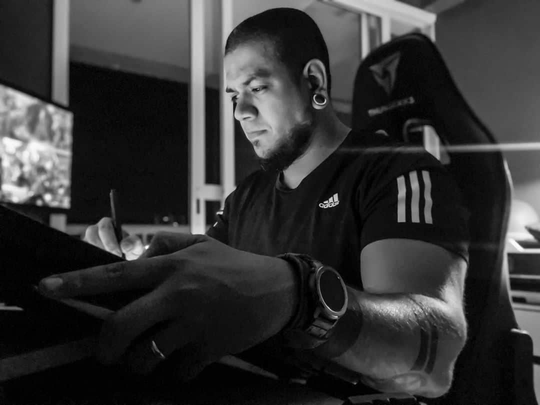 RB Silvaのインスタグラム：「Several weeks have passed till now, many problems that I wasn’t expecting and situations that shouldn’t go wrong, did. But on the process of moving to a new apartment, to a new life, anything can happen. I took this pic days ago on my new workspace, MY new studio, and my heart beats faster as I say it. Every night without sleeping well because I was thinking on my deadlines, every day working a lot dreaming of the day I was going to give my family the best quality of life, has finally arrived. Once someone asked me why I always start my emails with “Hey Team”, it’s simple, we never achieve anything alone, we’re all part of the same team. And you guys, you are a vital part of the team because without you and your love, we wouldn’t be able to work with what we love. Thank you for all the kind words, all the love and support you always give me. You’re one of the best part of my job. I love you Team!」