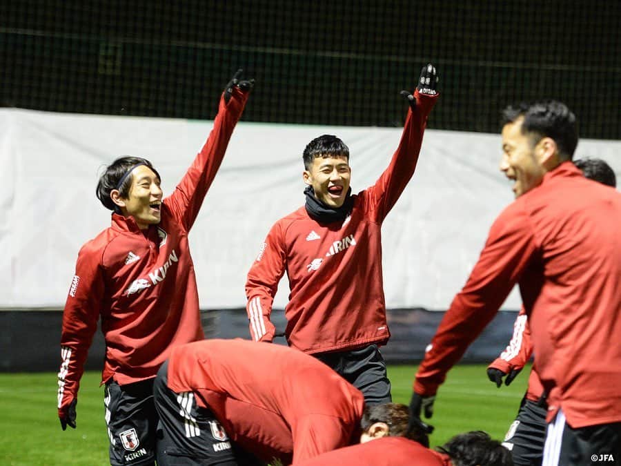 日本サッカー協会さんのインスタグラム写真 - (日本サッカー協会Instagram)「【2020.11.15 Training①📸】  メキシコ代表との一戦を控えた #SAMURAIBLUE は本日もトレーニングを行いました。  この日は新型コロナウイルスの感染チェックのためのPCR検査を選手、スタッフ全員が朝食前に行って一日がスタートしました。10月から再開した代表活動において、これまでも試合の2日前に両チーム、そして試合の際にスタジアムで業務を行うスタッフがPCR検査を行い、陰性が確認された選手、スタッフだけがスタジアムに入ることで防疫対策を行ってきました。今回の検査でも1人も陽性反応は出ず、チーム全員でメキシコ代表との一戦に臨むことになります。  🏆国際親善試合 ⌚11.18(水)5:00KO（日本時間） 🆚メキシコ🇲🇽 📺NHK BS1 ✅チームに密着した映像 #TeamCam は公式YouTubeチャンネル #JFATV で配信中📹  #daihyo #jfa #新しい景色を2022」11月16日 11時48分 - japanfootballassociation