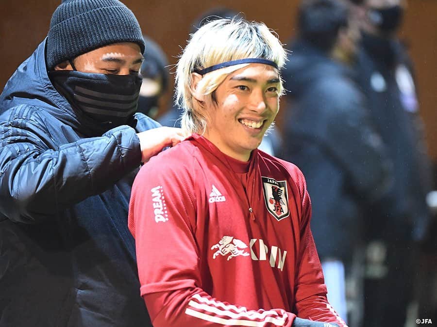 日本サッカー協会さんのインスタグラム写真 - (日本サッカー協会Instagram)「【2020.11.15 Training①📸】  メキシコ代表との一戦を控えた #SAMURAIBLUE は本日もトレーニングを行いました。  この日は新型コロナウイルスの感染チェックのためのPCR検査を選手、スタッフ全員が朝食前に行って一日がスタートしました。10月から再開した代表活動において、これまでも試合の2日前に両チーム、そして試合の際にスタジアムで業務を行うスタッフがPCR検査を行い、陰性が確認された選手、スタッフだけがスタジアムに入ることで防疫対策を行ってきました。今回の検査でも1人も陽性反応は出ず、チーム全員でメキシコ代表との一戦に臨むことになります。  🏆国際親善試合 ⌚11.18(水)5:00KO（日本時間） 🆚メキシコ🇲🇽 📺NHK BS1 ✅チームに密着した映像 #TeamCam は公式YouTubeチャンネル #JFATV で配信中📹  #daihyo #jfa #新しい景色を2022」11月16日 11時48分 - japanfootballassociation