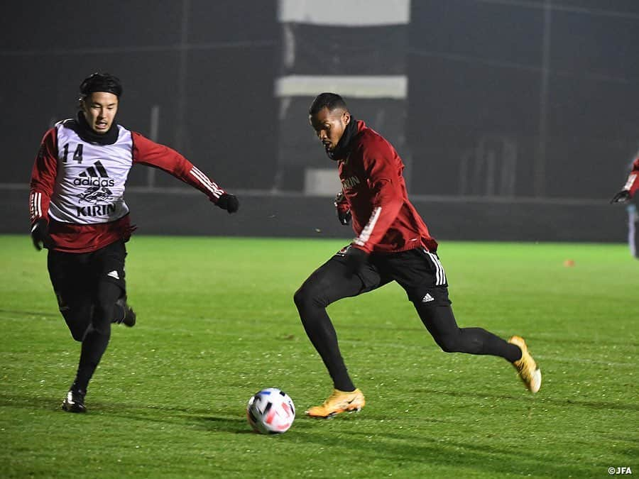 日本サッカー協会さんのインスタグラム写真 - (日本サッカー協会Instagram)「【2020.11.15 Training②📸】  メキシコ代表との一戦を控えた #SAMURAIBLUE は本日もトレーニングを行いました。  日本のFIFAランキング27位に対して、今回対戦するメキシコは11位。ワールドカップの常連国であり、2012年のロンドンオリンピックでは優勝するなどコンスタントに国際大会で成績を残す強豪国です。久々の格上挑戦となる今回の試合、選手たちもこの試合を待ち望んでおり、得るものが多くありそうな試合になりそうです。  🏆国際親善試合 ⌚11.18(水)5:00KO（日本時間） 🆚メキシコ🇲🇽 📺NHK BS1 ✅チームに密着した映像 #TeamCam は公式YouTubeチャンネル #JFATV で配信中📹  #daihyo #jfa #新しい景色を2022」11月16日 11時54分 - japanfootballassociation