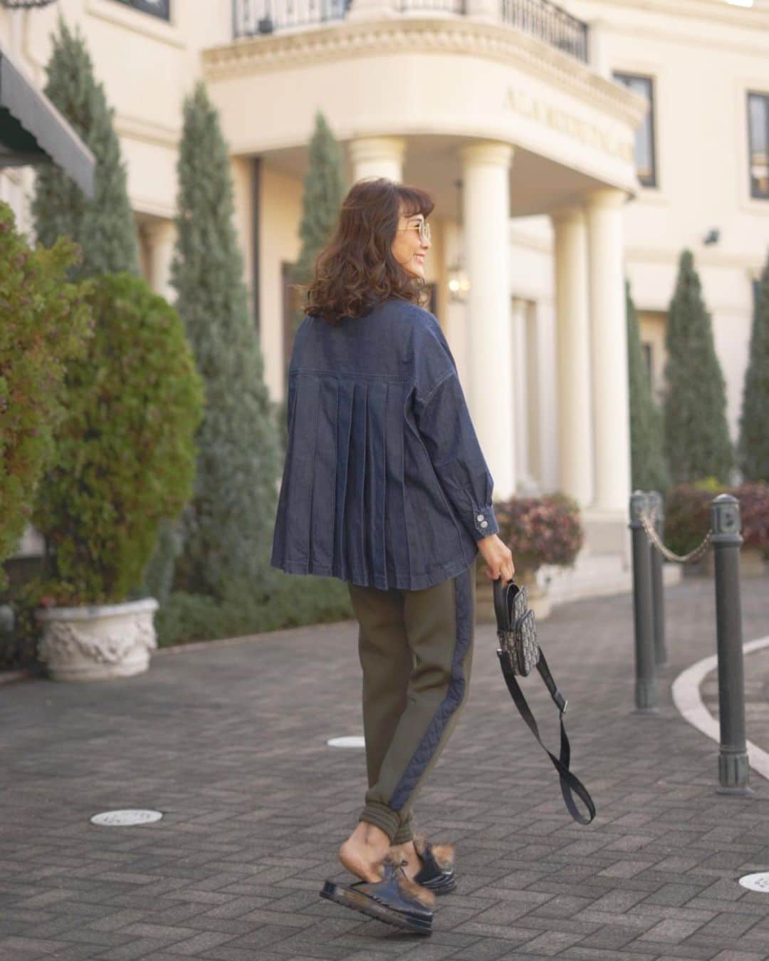 Mai Wakimizuのインスタグラム：「全体的にネイビーで統一したメンズライクなスタイリング♡ブラウスの落ち着いたインディゴカラーでグッと大人っぽく。あえてヘアーはフワフワに巻いて女性らしさもしっかりと♡このパンツ、お洒落なお友達から続々とオーダーが入ってて嬉しい＼(^o^)／ヒールでもスニーカーでも綺麗に履けるので2色買いお勧めです♡ #wakkinstyle#ootd#coordinate#ママコーデ tops&pants:#linkable @linkable_official(今週19日発売予定) bag:#dior shoes:#sacai sunglasses:#oliverpeoples ×#therow」