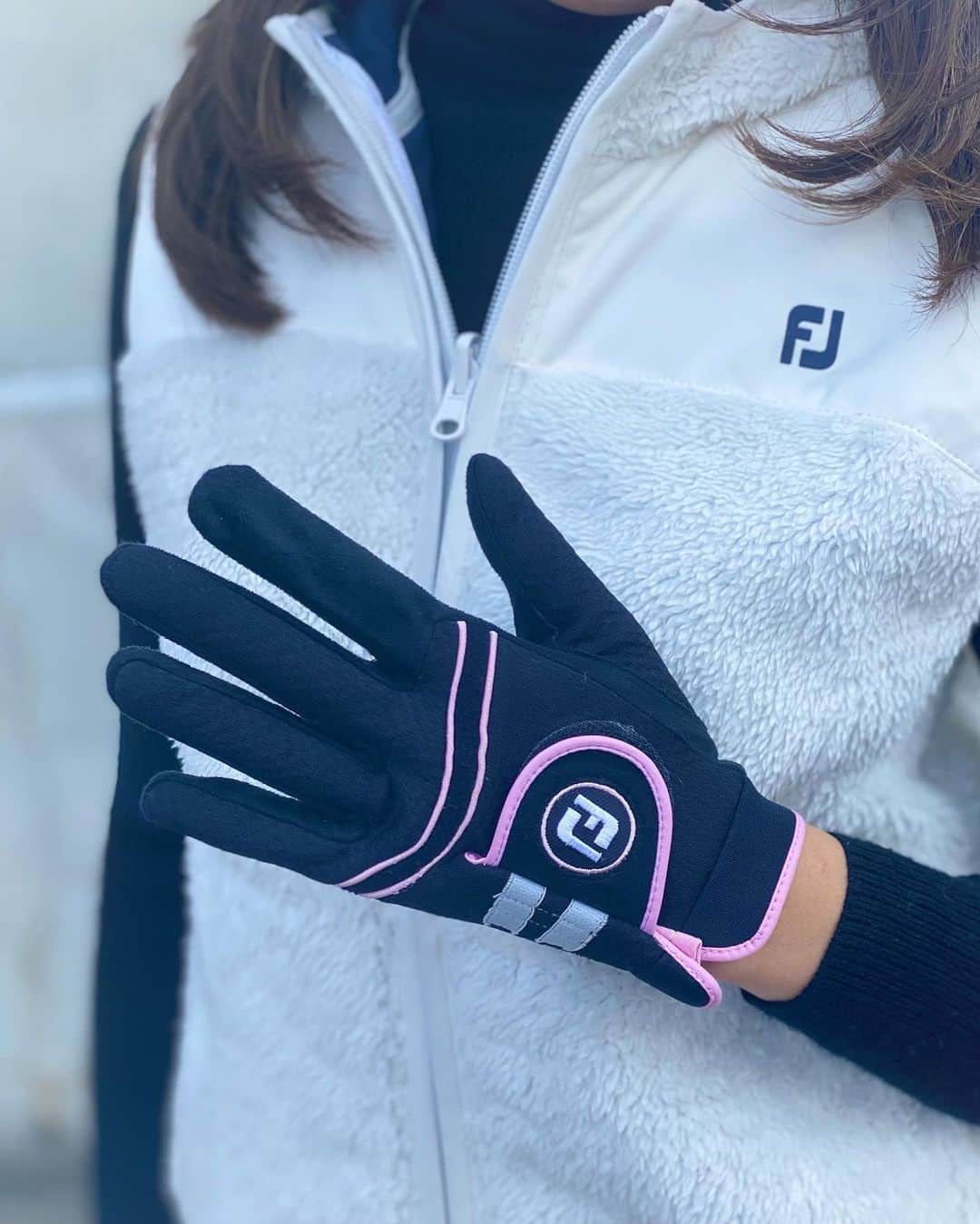 武田奈津美さんのインスタグラム写真 - (武田奈津美Instagram)「* これからの季節のゴルフコーデ⛄️⛳️  Classy webで掲載いただいたので ぜひ見てみてね☺️✨✨✨ @classy_mag_insta   ボア素材ベストと裏綿入り保温スカートが主役の 冬らしい白でまとめたあったかコーデ☺️ 動きやすさも重視してます⛄️✨  ベスト、スカート、グローブ　@footjoy.japan  インナー　@uniqlo  帽子　@ca4la_official   冬の白コーデ好き☺️❤️  #冬 #ゴルフコーデ #ゴルフ #ゴルフ女子 #golf #golfgirl #fashion #ootd #outfit #coordinate #classy #冬コーデ #もこもこ」11月16日 12時06分 - _natsumitakeda_