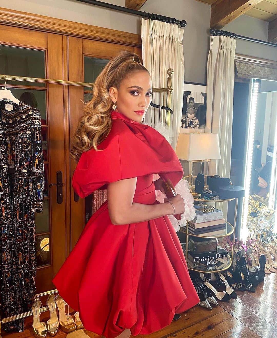 WHO WHAT WEARさんのインスタグラム写真 - (WHO WHAT WEARInstagram)「Hi, queen. ❣️ #PCAs photos: @jlo, @maryphillips」11月16日 12時07分 - whowhatwear