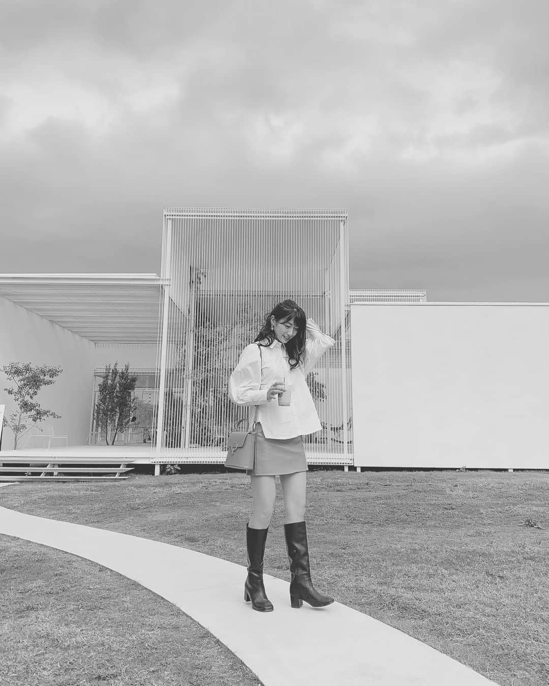 のインスタグラム：「🖤🤍🖤🤍🖤🤍🖤 . . 海外行きたいなぁ。。✈️☁️ 早くどこでも行ける世の中に戻りますように🥺🙏 . . #お台場 #お台場カフェ #odaiba #東京テレポート #tokyoteleport #odaibatokyo #odaibacity #カフェ巡り #カフェ #カフェスタグラム #cafestagram #tokyocafe #tokyo #japan #cafe #artbytokyo #artbycafe」