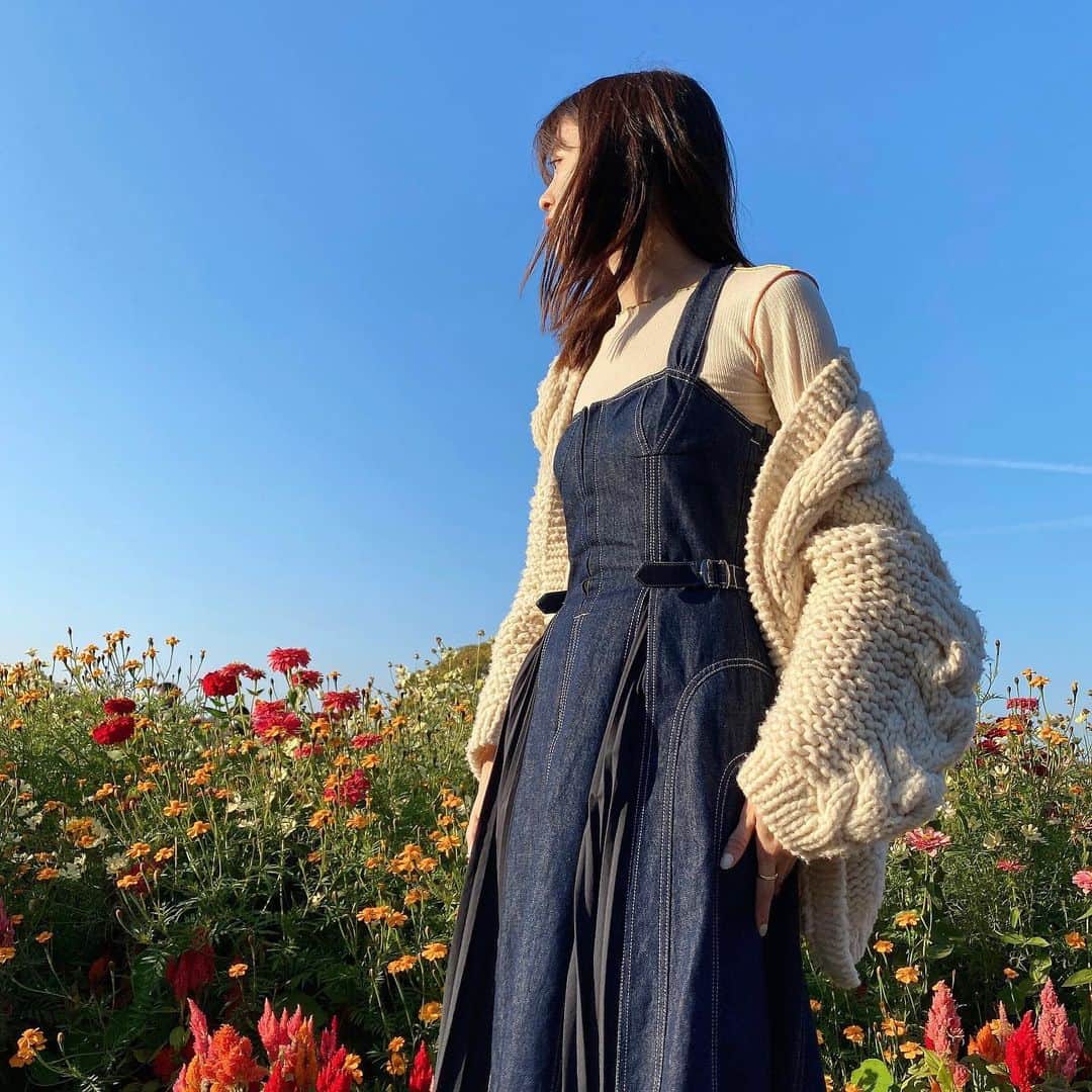 川村礼美のインスタグラム：「雲ひとつない秋空🌤  #秋空 #秋 #紅葉 #紅葉狩り #コスモス #秋桜 #秋晴れ #🍁 #紅葉 #花の丘」