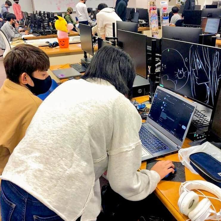 日本工学院さんのインスタグラム写真 - (日本工学院Instagram)「ゲームクリエイター科で、ゲーム制作を行っているときの様子です❗ . 「ワンボタンでできるゲーム」というルールの中で、いかに面白い作品を作れるか、チームで創意工夫しながら制作しています😁 . . 「#日本工学院」をチェック！！ 学生が投稿したリアルな日常風景を見ることができますよ！ . . #nihonkogakuin #専門学校 #日本工学院八王子専門学校 #日本工学院専門学校 #教職員投稿写真 #ゲームクリエイター科 #若きつくりびと #ものづくり体験 #プログラマー #プランナー #ゲームプランナー #ゲームが好き #ゲーム大会 #eスポーツ #ゲーム開発 #スクラッチ #ゲーム実況 #ゲーム女子 #ゲーム男子」11月16日 12時03分 - nihonkogakuin