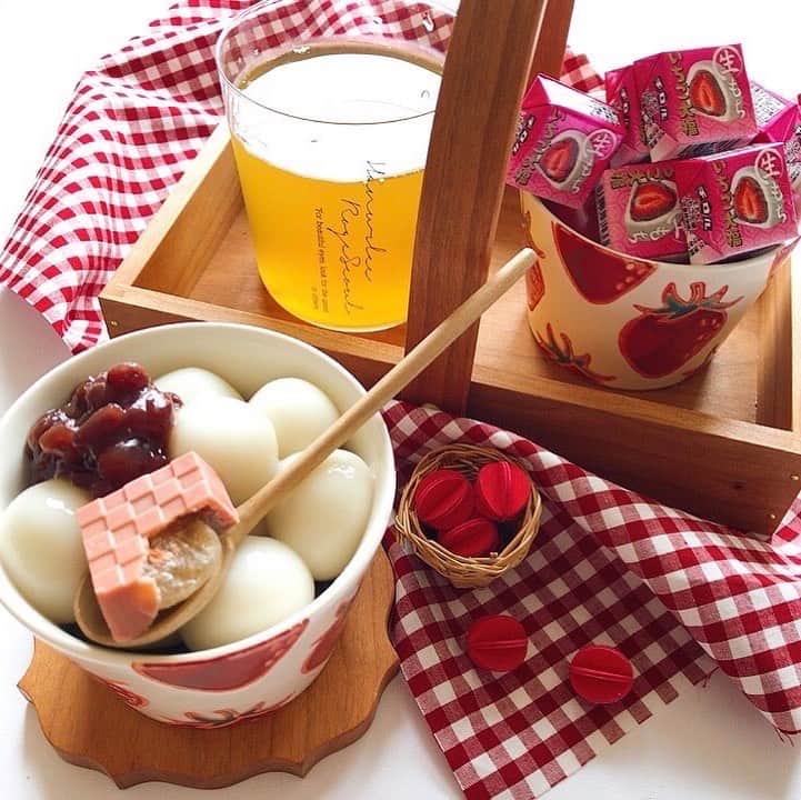 チロルチョコのインスタグラム：「のび〜る大福のリアルな食感😍 チロルチョコの 生もちいちご大福🍓のご紹介です👩‍🍳 人気の生もちシリーズに「いちご大福」が登場✨  リアルなのびる大福の食感🤤  いちごチョコの中に、大福を再現した生もち、あずきチョコ、フリーズドライいちごを閉じ込めました😌❗️  いちごの甘酸っぱさとあずきの優しい甘さが、生もちとバランスよくマッチします🍓❤  是非お試しください🥰  #tirol #tirolchoco #チロルチョコ #チロル #チョコレート #おやつタイム #chocolate   #おうちカフェ #おやつの時間  #chocolatelover  #shopチロルチョコ#いちご大福」