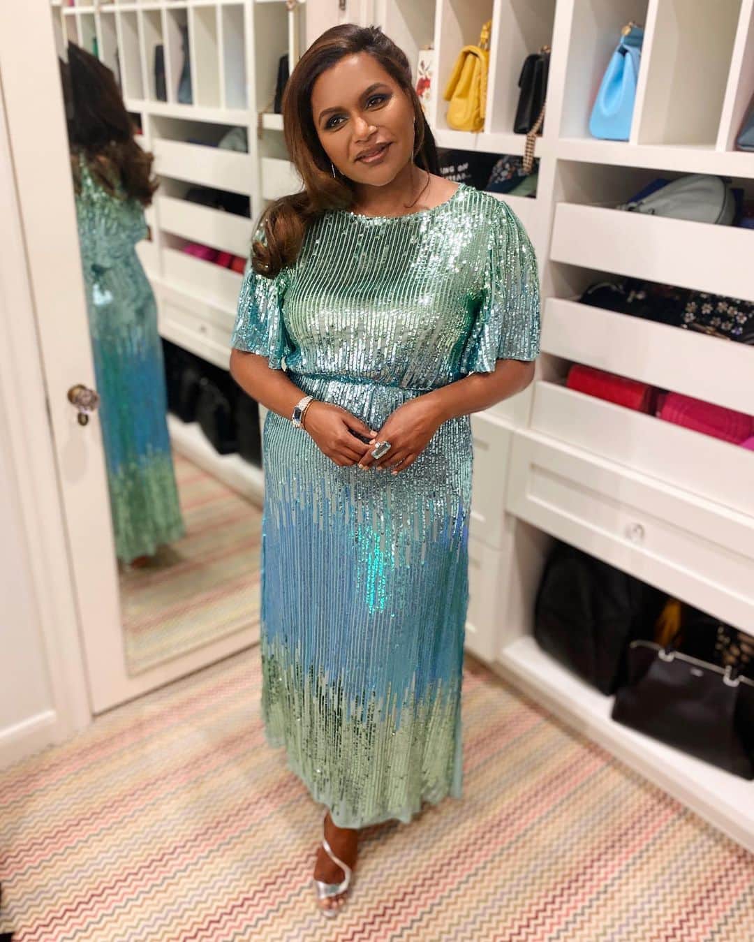 ミンディ・カリングのインスタグラム：「Contemplating the last time I wore sequins #PCAs」