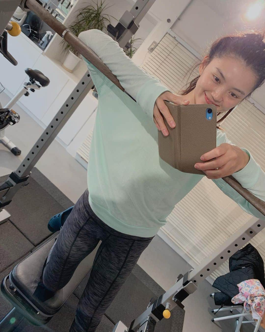 高原愛のインスタグラム：「S根トレーニングから始まる月曜日の朝☀️🌈 その日、その日で毎日体調が違うから、その時によってメニューも変わるし、身体の緩め方もちがう✨身体が変わってきて嬉しい😍女の人は毎日体調が違うし月に一度くるレディースディもあったり体調管理や、メンタル面も大変だけど、無理をせずに♬寒くなったり暑くなったり身体を労わりながら身体作りを楽しみます🤩💪✨お昼ご飯は何作ろうかな🎶  #パーソナルトレーニング#s根トレーニング#身体づくり##コア#インナーマッスル#桃尻#くびれ#くびれ作り#ヒップアップ#エクササイズ#トレーニング女子#ジム#ジム女子#ジム女子コーデ」