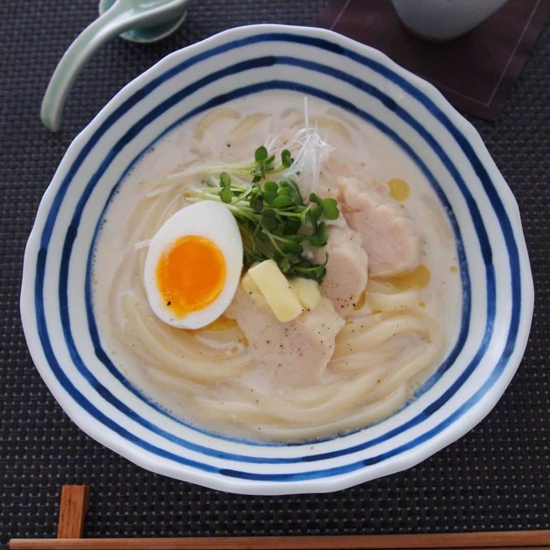 のインスタグラム：「【サラダチキンで作る チーズチキンうどん】 . 鶏の旨みたっぷりの濃厚チーズスープうどん♪ . ▼材料（1人分） ❁冷凍「さぬきうどん」：１玉 ❁スライスチーズ（とろけないタイプ）：２枚（36g） ❁サラダチキン（そぎ切り）：50g  ［A］ ❁鶏がらスープの素：小さじ２ ❁水：300cc ［B］ ❁みそ：小さじ１ ❁砂糖・こしょう：各少々 ［トッピング］ ❁ゆで卵：1/2個 ❁バター：約5g ❁白髪ねぎ：適量 ❁貝割れ菜：適量 . ▼作り方 ①鍋に［A］を沸かし、凍ったままのうどんを入れて煮る . ②再沸騰しうどんがほぐれたら、スライスチーズと［B］を加え混ぜる . ③サラダチキンを入れて軽く温め、［トッピング］をのせる . #うどん #udon #冷凍うどん #さぬきうどん #うどん部 #うどん好き #レシピ #おうちごはん #おうちランチ #お昼ごはん #簡単レシピ #時短料理 #簡単ごはん #サラダチキン #家庭料理 #アレンジレシピ #デリスタグラム #foodstagram #今日のごはん #TableMark #テーブルマーク」