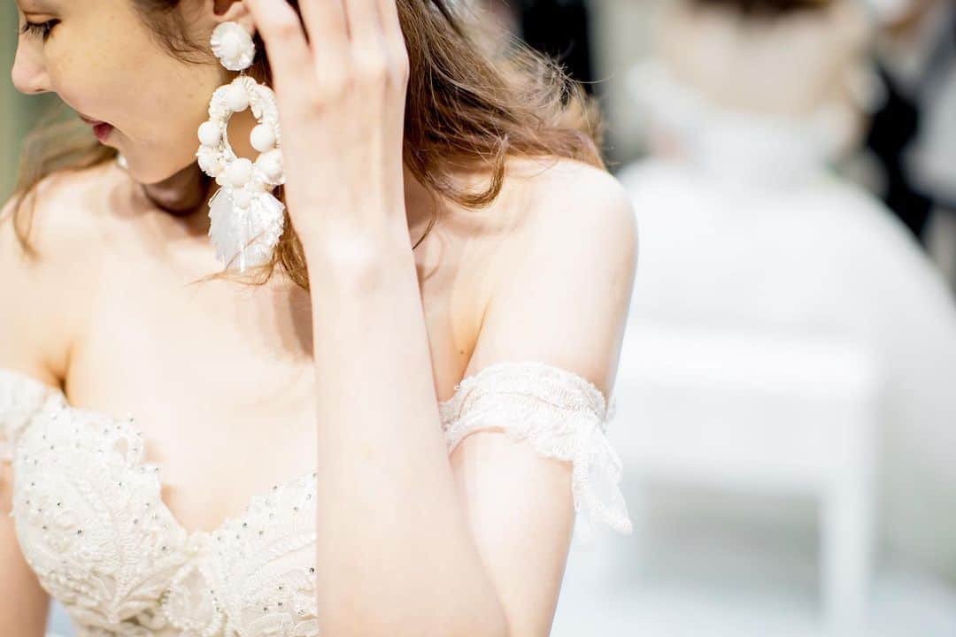 のインスタグラム：「MAGNOLIA WHITE shinsaibashiでお取り扱いしている、Ranjana Khan （ランジャナカーン）のイヤリングです。﻿ ﻿ Ranjana Khan （ランジャナカーン）は、世界のセレブ御用達のニューヨークドレスブランドを手掛けるNaeem Khan（ナイームカーン）の奥様であるRanjana Khan（ランジャナカーン）が、2008年にニューヨークに立ち上げたアクセサリーブランドです。﻿ ﻿ 「Ranjana Khan （ランジャナカーン）」のイヤリングは、縦長のフリンジやビンテージビーズ、フェザーを使用した大ぶりのデザインが特徴で、大胆なフォルムは写真にも映えるため、世界中の花嫁やハリウッド女優からも人気が高まっています。﻿」