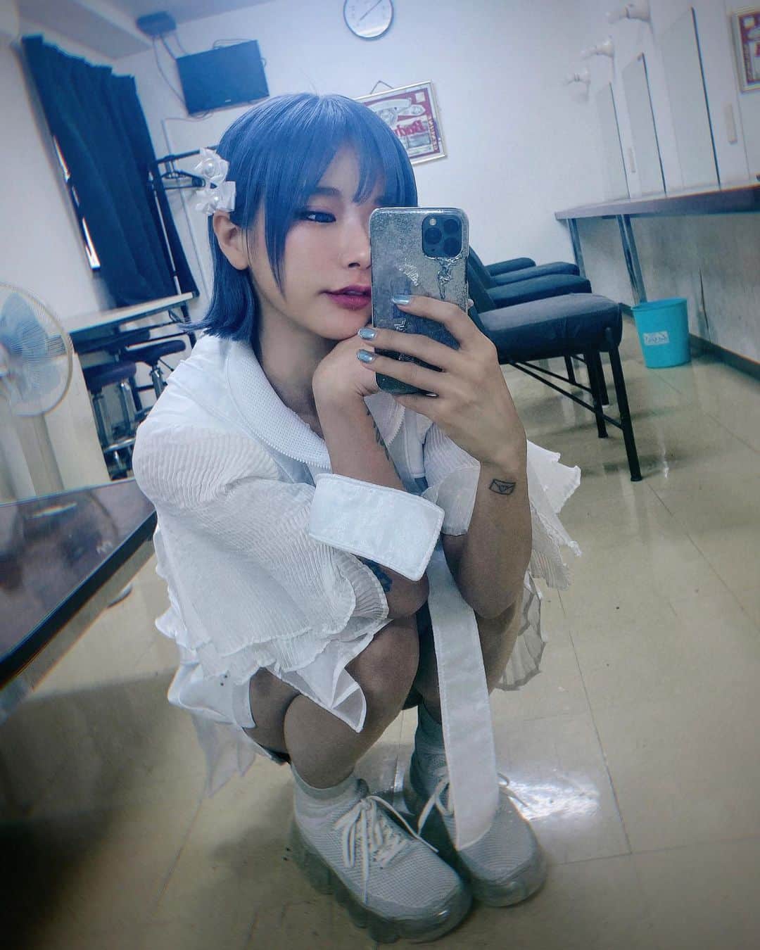 のインスタグラム：「福岡💭  #ボブアレンジ#外ハネボブ#派手髪 #셀카#머리스타그램#헤어컬러링#단발머리 #mirrorselfie#costume#bluehair#tattoogirl」