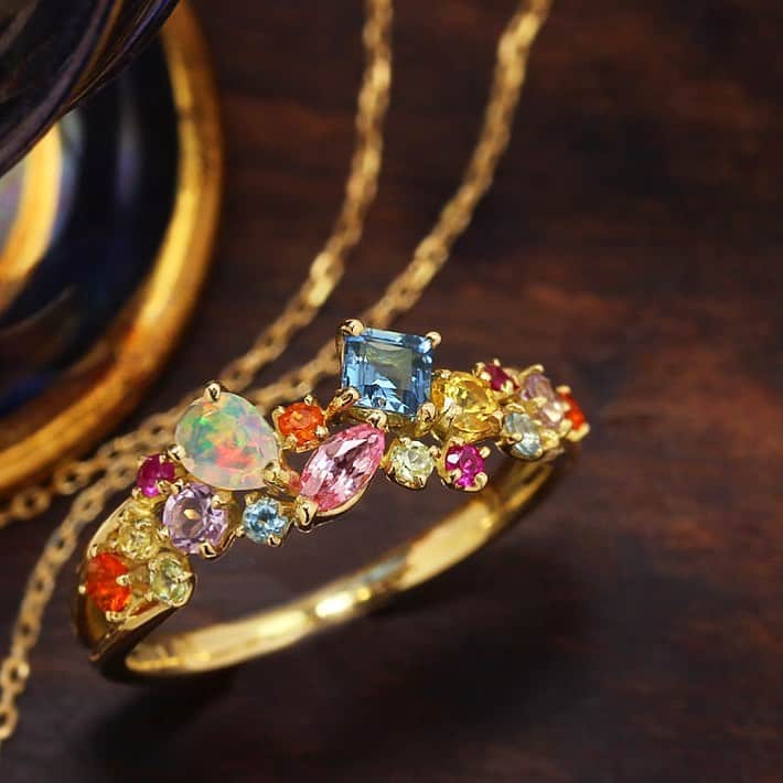 ビズーさんのインスタグラム写真 - (ビズーInstagram)「様々な形、大きさ、色、きらめき・・ 宝石は、種類によって、カットによって、産地によって、全く別物になるからいろんな姿を楽しんでほしい。  そんな気持ちが一つに込められたこの「コフレ」のデザイン。宝物を詰め込んだ宝石箱を覗いているかのようなドキドキした気持ちになれるでしょう。 ． ． ． #bizoux #ビズー #jewelry #ジュエリー #マルチカラー #multicolor #birthstone #誕生石 #fashion #ring #リング #ネックレス #ピアス #自由が丘 #銀座 #大阪心斎橋 #新宿 #神戸 #名古屋 #仙台 #日本橋」11月16日 12時14分 - bizoux_jewelry