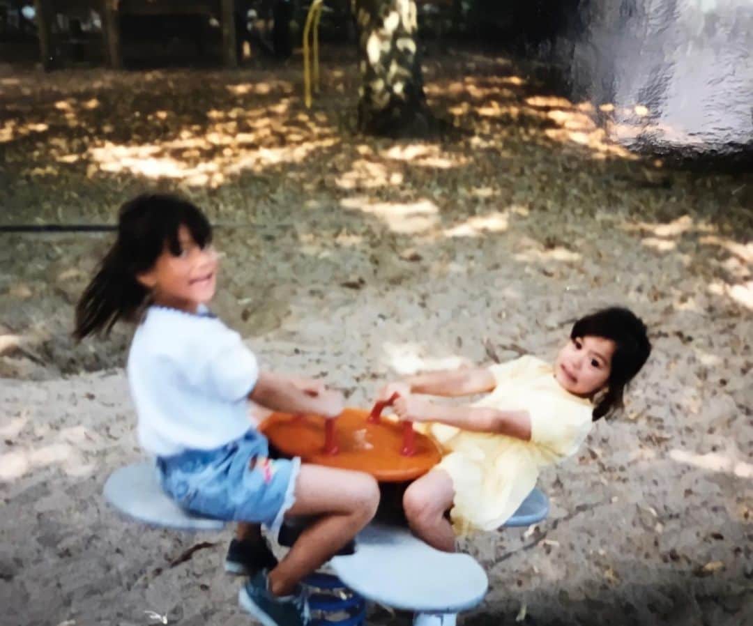 キンバリー・アン・ウォーテマス・ティアムシリのインスタグラム：「Happy 30th birthday big sister! Today we celebrate a momentous year a milestone reached, And you deserve everything you've ever wished for sis. I'll sing and swing like crazy beside you forever 👭🏻♥️ @jenzzii_iizznej」