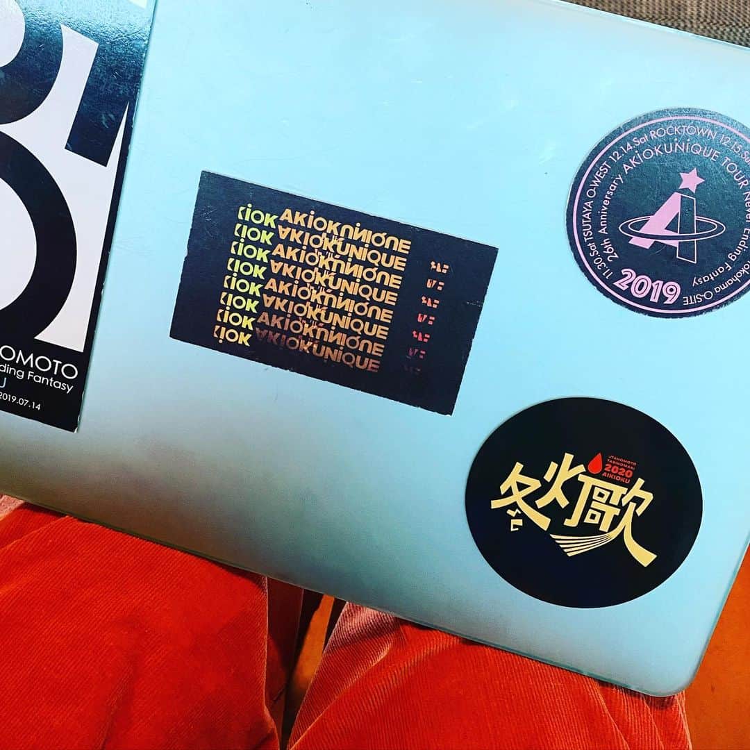 のインスタグラム：「おNEWグッズ　冬灯歌　ステッカー　白と黒あります。早速つけたー❤️#冬灯歌　＃奥井亜紀　#バンドライブは28日だよ」