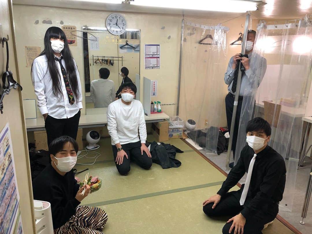 よしもと祇園花月さんのインスタグラム写真 よしもと祇園花月instagram みなさまー 本日の楽屋風景ですっ 出演者のみなさんもソーシャルディスタンス取りながら 開演待ちです 感染予防対策とりながら まもなく開演します 2回目お席