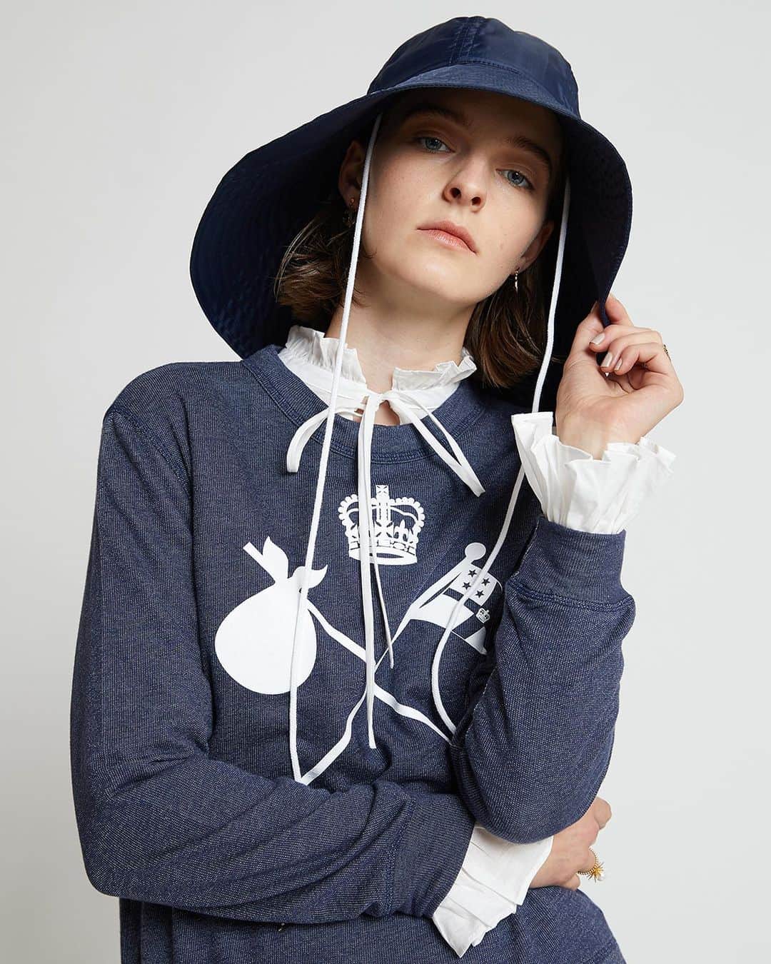 カレンウォーカーのインスタグラム：「Our @RNZYS x KW sweatshirts are made from 100% GOTS certified organic cotton and crafted in a @fairtradecertified facility. Available in-store and on karenwalker.com, numbers are limited!」