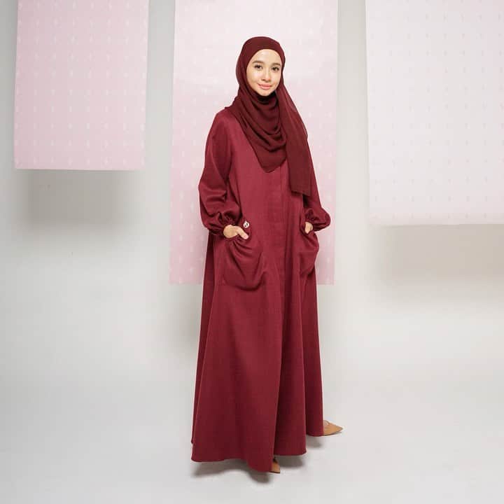 ラウディアシンシアベラのインスタグラム：「Bismillahirahmanirrahim,  ✨  “Gadis kecil dan wanita yang cantik, ayu, periang dan memiliki kehidupan yang baik” adalah arti dari nama koleksi terbaru dari @lbylcb yaitu “Ayesha”. (Ide dari nama keponakan sendiri😅🥰)   Selain long shirt kemeja panjang dari bahan linen premium,kita juga ada masker dari bahan linen lohhh. InsyaAllah nyaman dipakai untuk sehari-hari 🤍  ✨ @lbylcb」