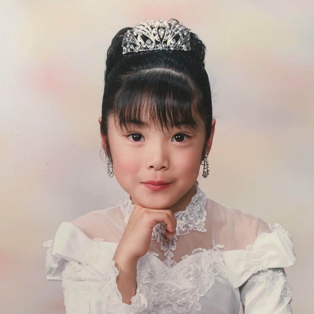 のインスタグラム：「#🎂 先日実家で見つけた七五三の時の写真。 お姫様に憧れていた時、ドレスを着せてもらって嬉しくてめちゃくちゃキメてる✌🏻☺️☺️☺️笑  こんな時代があったわたしも本日29歳になりました🥂 感謝の気持ちを言葉と行動で しっかり伝えられる大人であろうと思います。💐 昨日はお休みだった主人にお家でお祝いしてもらい、いつも通り誕生日を迎える前に就寝。 そしていつもと変わらない穏やかで心地の良い今日の朝の天気も最高で、改めてしあわせな気持ちです。😌 また一年、頑張ろう！  そして今週末から始まる日本シリーズ！頑張れ！目指せ日本一！👊🏻💫」