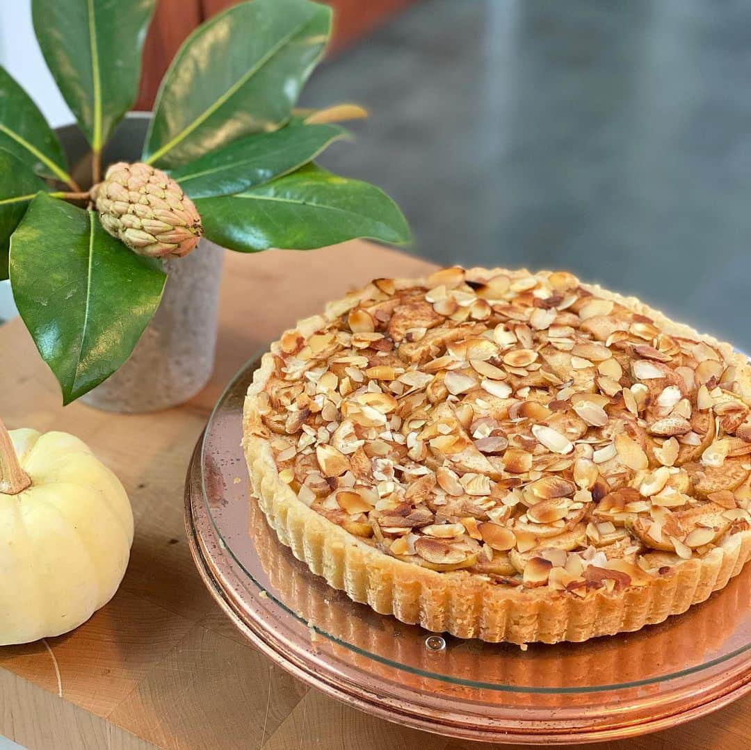 アリ・ラーターのインスタグラム：「Bavarian Apple Torte. This is the recipe my mom has been making since before I was born. It’s a Philly favorite, easier than you think, and and totally delicious. Make sure to use brick cream cheese and tent with foil. I hope you enjoy it! My thoughts and flavors are pulling me back East these days. What family classics are you guys whipping up?」