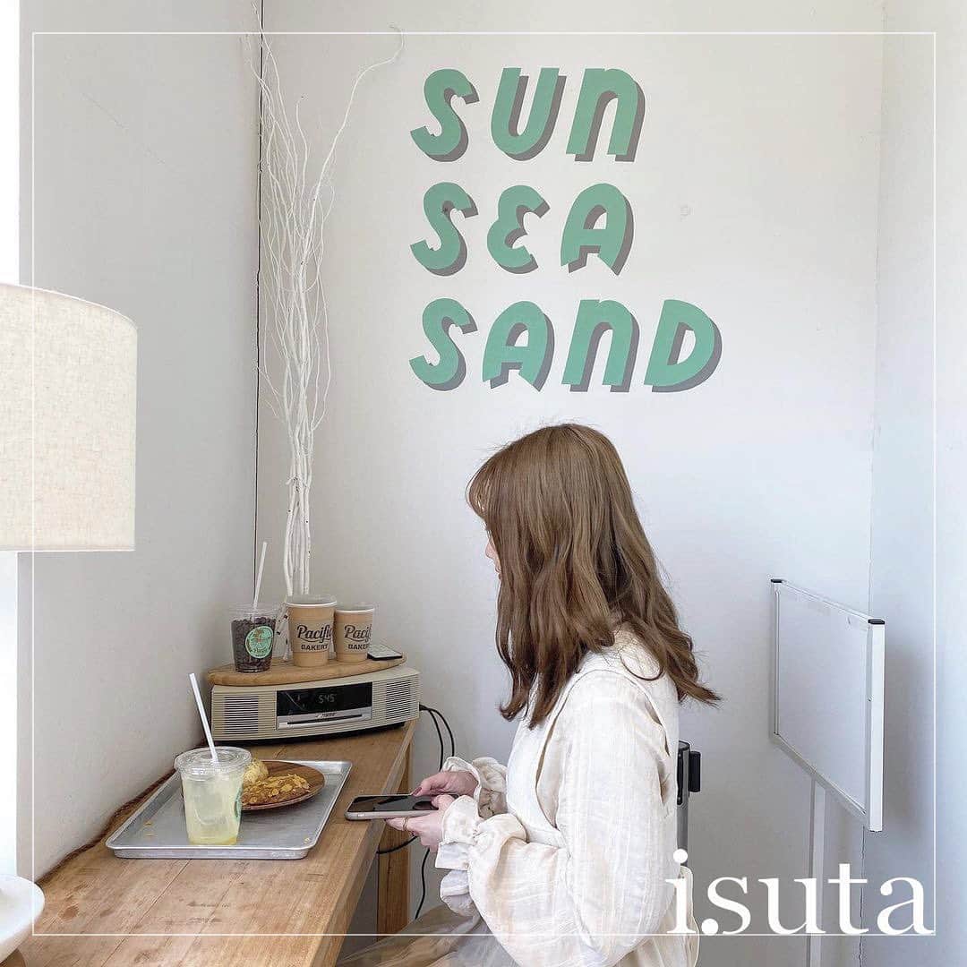 のインスタグラム：「七里ヶ浜の海のそばにあるカフェ♡﻿ ﻿ ﻿ こちらは、神奈川県・七里ヶ浜にある「Pacific BAKERY」。﻿ ﻿ ﻿ シンプルで白を基調とした清潔感のある外観と、ハワイっぽいイラスト入りの可愛い看板が特徴のお店。﻿ ﻿ ﻿ 店内には、ハワイの本場仕込みのスコーンやマフィンなどが常時12種類以上、奥にはパンも15〜20種類並んでいます。﻿ ﻿ ﻿ イートイン席もあるので、お店で購入した焼菓子やパンとドリンクをゆったり味わえます♪﻿ ﻿ ﻿ ぜひ、気になる方は行ってみてください♡﻿ ﻿ ﻿ 【Pacific BAKERY】﻿ 住所: 神奈川県鎌倉市七里ヶ浜東3-1-7﻿ 営業時間: 8:00〜17:00﻿ 定休日: 月曜日﻿ ﻿ ﻿ photo by﻿ @hoonoopoon﻿ @f101_99﻿ @___nnpage﻿ @88_gira_88﻿ ﻿ ﻿ #isuta #イスタ #isutapic ﻿ #isutacafe #カフェ巡り #おしゃれカフェ﻿ #pacificbakery #パシフィックベーカリー ﻿ #カフェスタグラム #神奈川カフェ #鎌倉カフェ ﻿ #七里ヶ浜カフェ #ベーカリー #焼き菓子 ﻿ #カフェ巡り #カフェ活 #神奈川巡り﻿ #鎌倉巡り #cafestagram #カフェ ﻿ #カフェ好き #おしゃれな人と繋がりたい ﻿ #カフェ好きな人と繋がりたい」