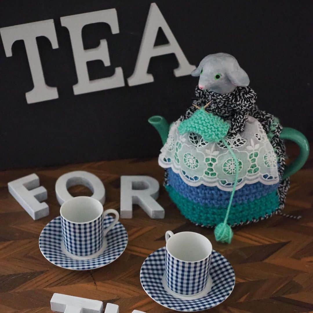 北岸由美のインスタグラム：「いよいよ明日からスタートする「tea for two」展。 @ricaro2563 さんの作る「ミス・ティーコゼ」がお気に入りで、以前からちょこちょことティーコゼをモデルにしたキャラクターを作品の中に登場させていました。 今回のコラボで、絵の中から飛び出してきたようなスペシャルなティーコゼたちがたくさんうまれました！  粘土でできたお顔部分はわたしが一つ一つハンドペイントして、エプロンやお洋服の部分はricaroさんがひと針ひと針編み上げた、すべて一点ものです。  明日は12時からわたしも在廊します。 この機会にご覧いただけると嬉しいです。  Tea for two  ricaro&yumi kitagishi exhibition  場所：ギャラリー・ドゥー・ディマンシュ　 期間：2020年11月17日(火)～11月29日(日)の 火、木、土、日曜日 営業時間：12:00～18:00 定休日：毎週月曜、水曜、金曜  #yumikitagishi #ricaro #tea_for_two_exhibition  #galeriedouxdimanche #ティーコゼー」
