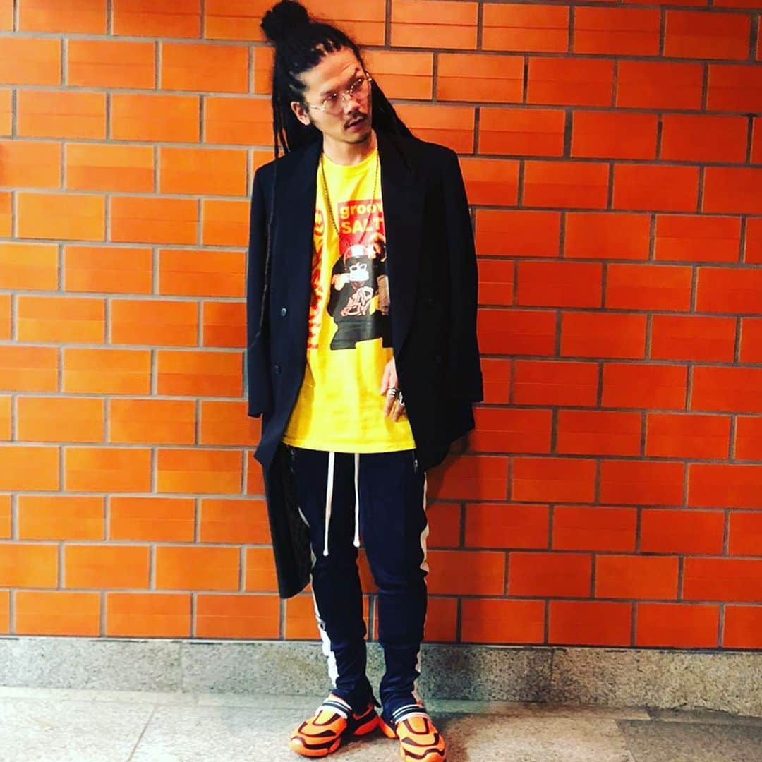 庄村聡泰のインスタグラム：「先日、#塩味グルーヴ のTシャツを頂く機会がございました。 @okamotoreiji @jun.inagawa ありがとうございます😊  頭#みっつならんで某♪ 眼#jeanpaulgaultier ヒップホップ好きにはお馴染み 上#takeokikuchi の古着サイズ形具合良し 中#juninagawa  下#mnml  靴#prada #cloudbust  鞄#gucci  銀#chromehearts  Tシャツジャージでもジャケット羽織れば何とかなるさと言う行為」