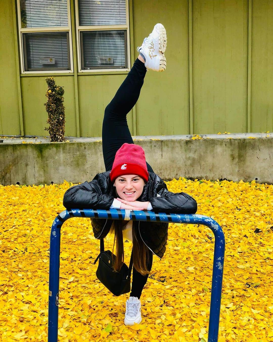 モルガーナ・ギマッキのインスタグラム：「Apaixonada nesse outono! 😍#portland #oregon #autumn #leaf #yellow #me #lifestyle #life #happy #love #beautiful #beauty #art #flex #flexibility #flexible #cute #picoftheday #picture #winteriscoming #fashion #fashionstyle #gocougs」