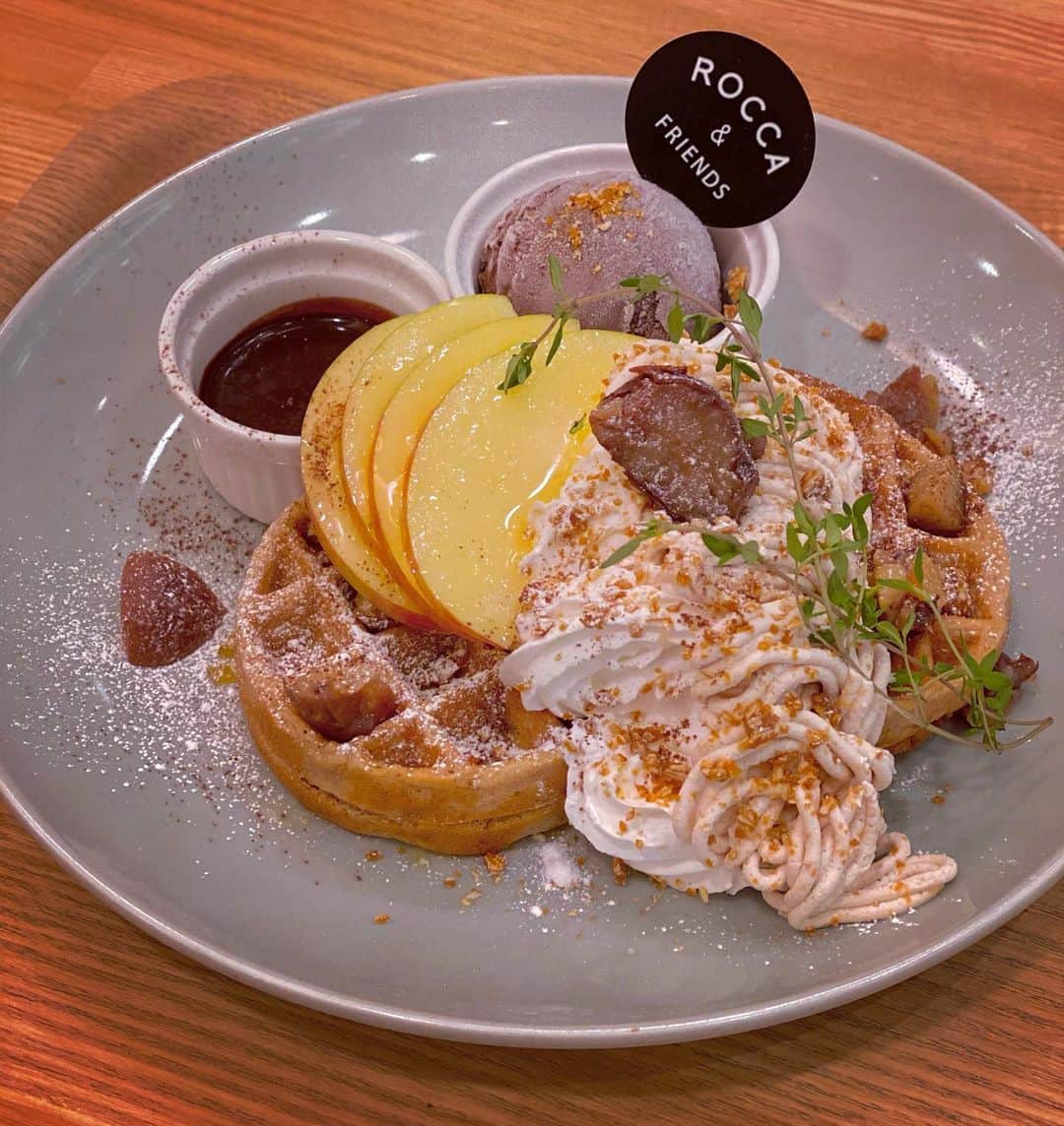 Erenaのインスタグラム：「🧇ROCCA&FRIENDS COFFEE🧇 I'm going to work after having a delicious waffle for breakfast. . 季節限定モンブラン&チョコレートディップワッフル😋🍴🥨 これ食べたら仕事へLet's go!💨 . #モンブラン#チョコレートディップワッフル#ワッフル#チョコレート#季節限定#roccaandfriends#breakfast」