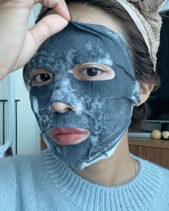 キム・ダヘのインスタグラム：「#공동구매#nohj팩 화장하기전에 하기 넘 좋은 화이트버블에센스팩이에요 저도 오늘 중요한 미팅이라 아침일찍부터 운동하고 팩😁  피부컨디션을 확 올려줘서 화장하기전에 진짜 강추!!!!!! 요번에 평소보다 할인률이 더 높아요 그리고 #니들패치 증정 이벤트있우니 참고해서 주문주세요 여러분 월요팅 🧡🧚🏻‍♂️」